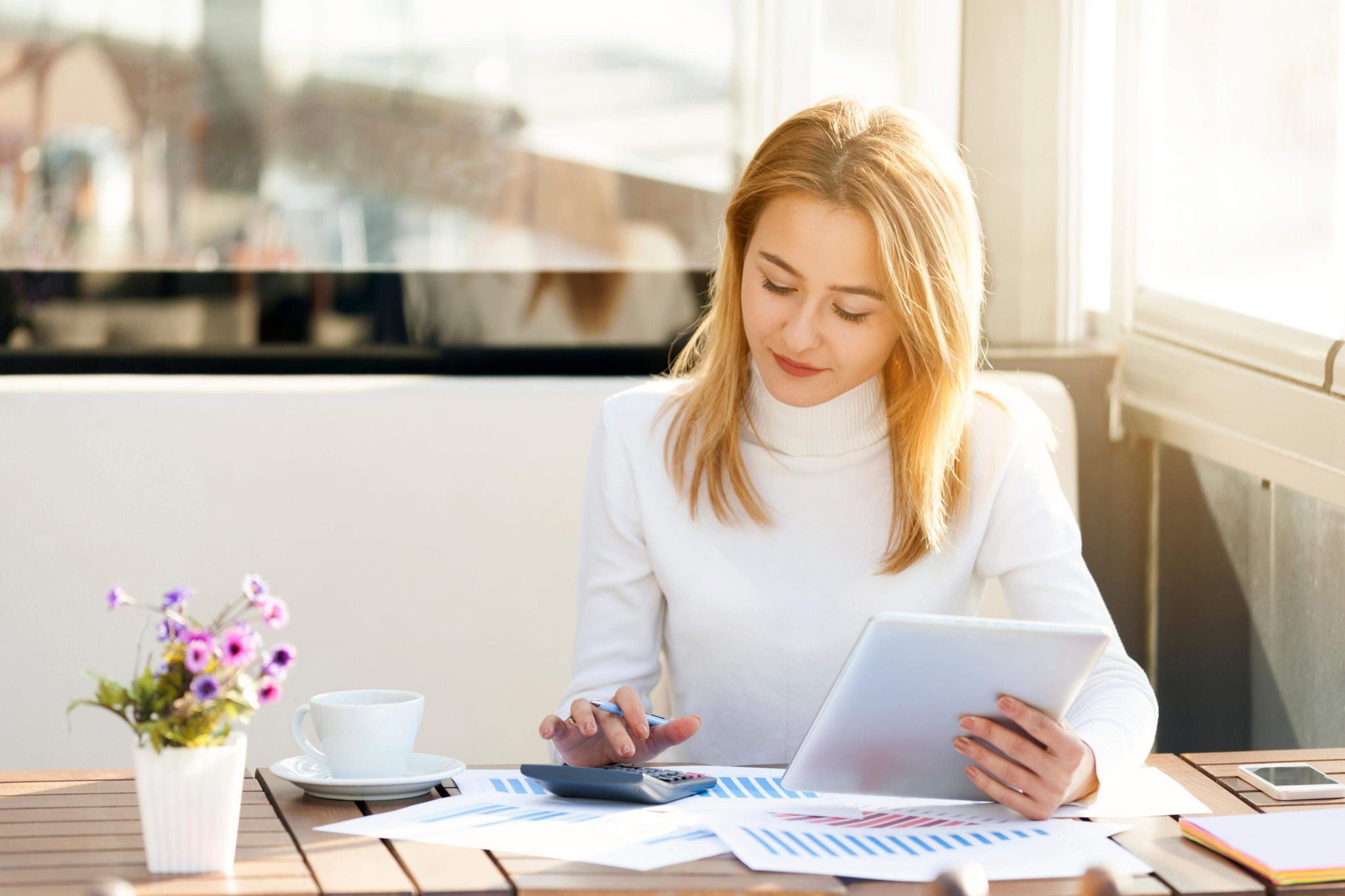 woman with papes and a calculator grantosfera