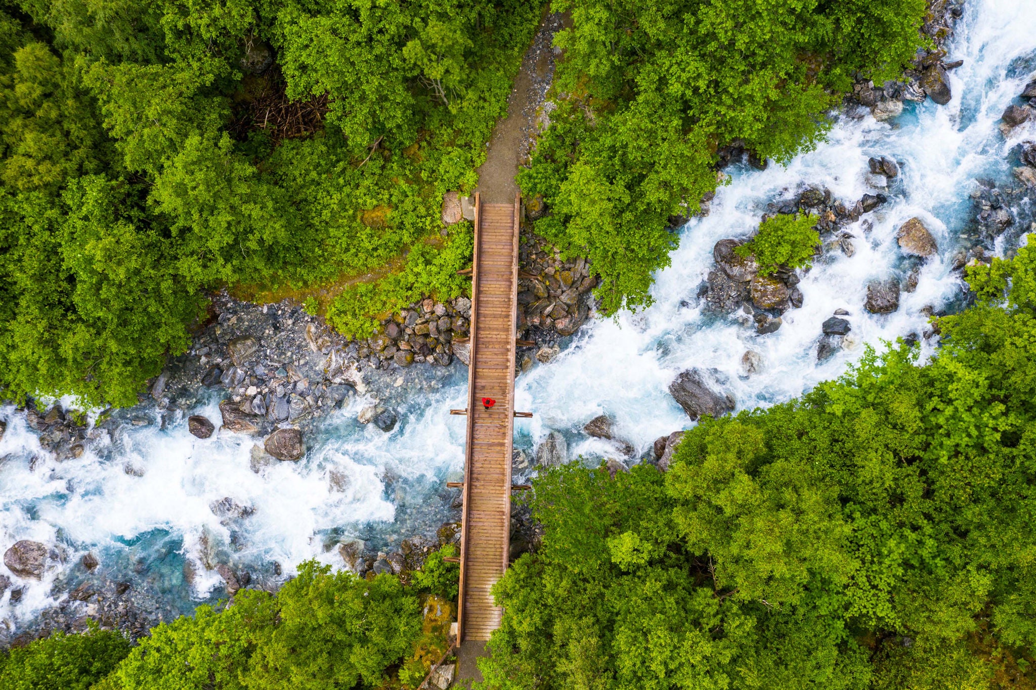 Wanderer überquert eine Brücke