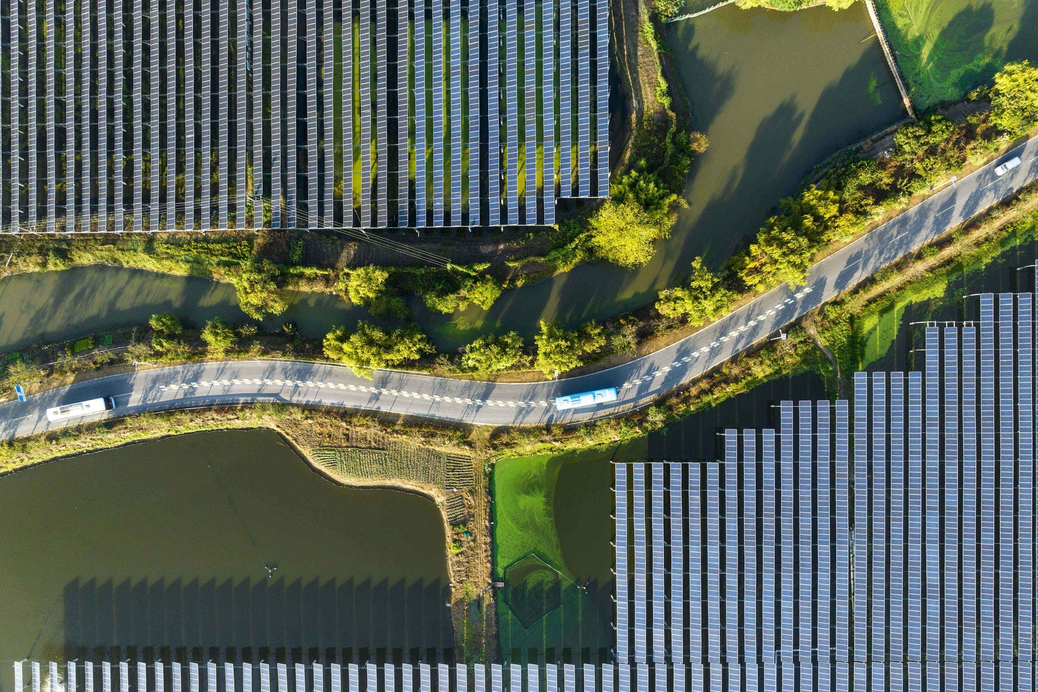 Blick aus der Drohnenperspektive auf Solarkraftwerke auf einer Fischfarm