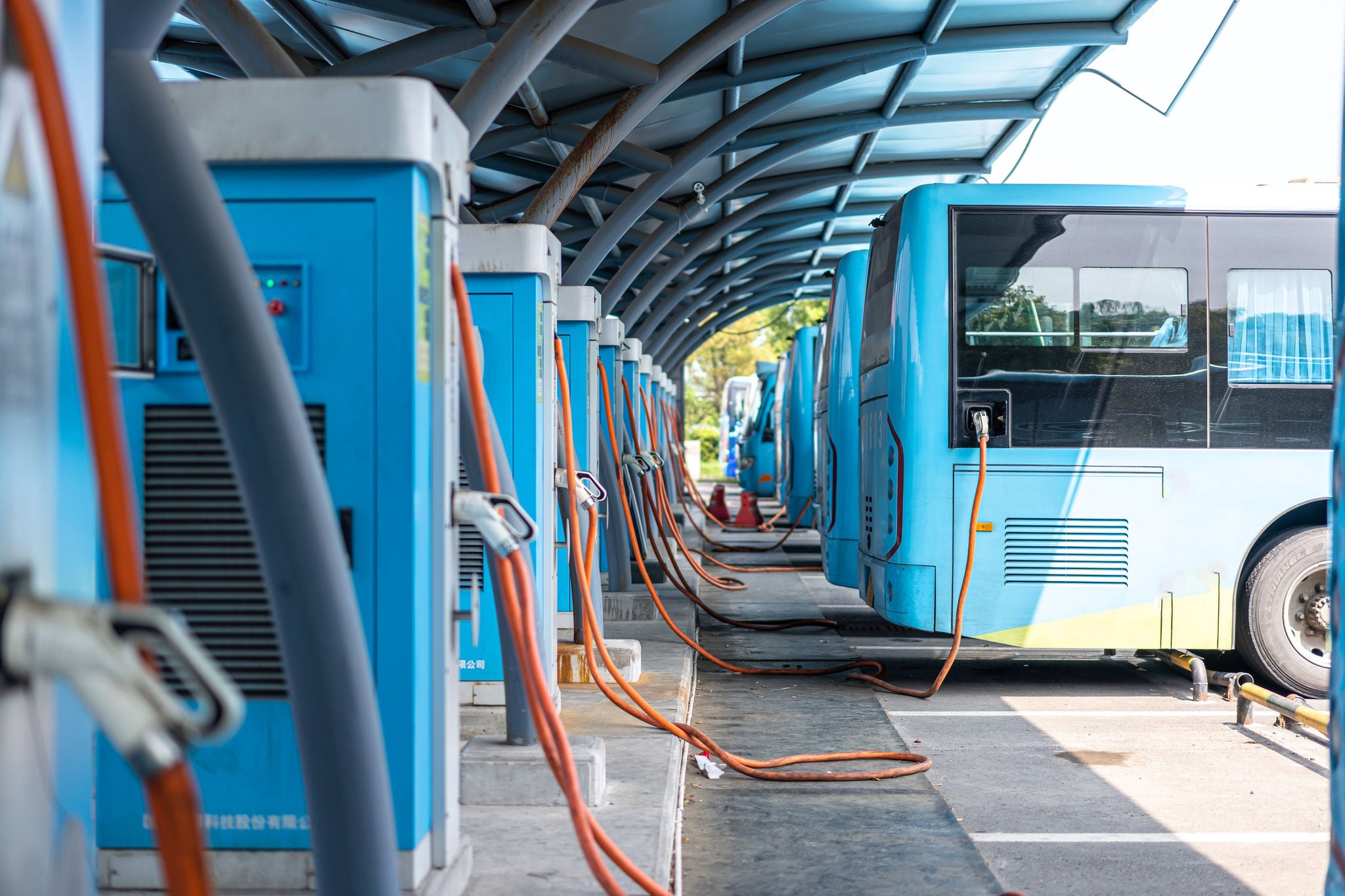 數輛電動公車在公車總站內充電。