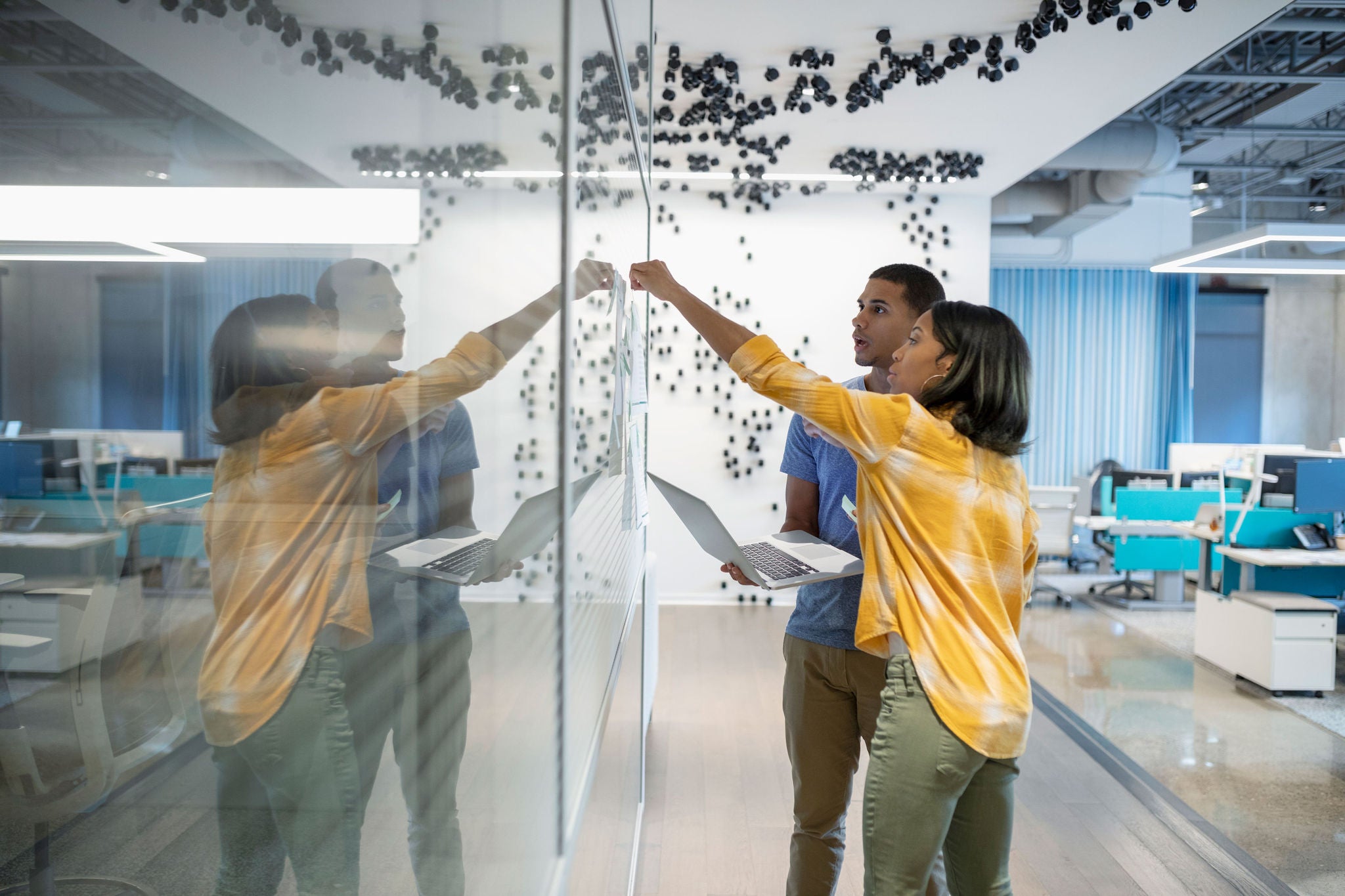 two colleagues using sticky notes