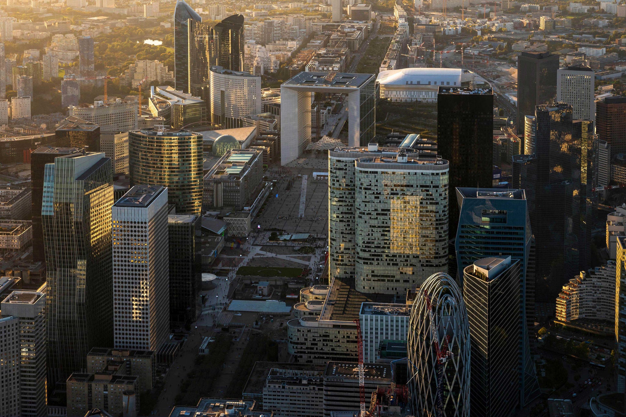 Blick aus der Luft auf La Defense Paris Frankreich, klarer sonniger Tag