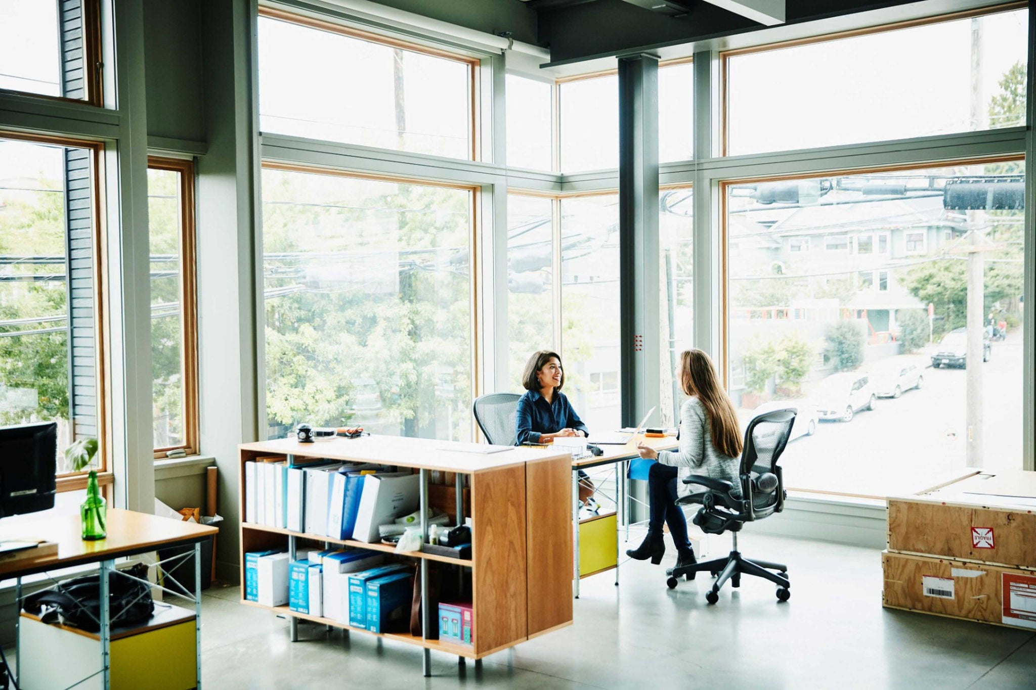 ey-women-working-office