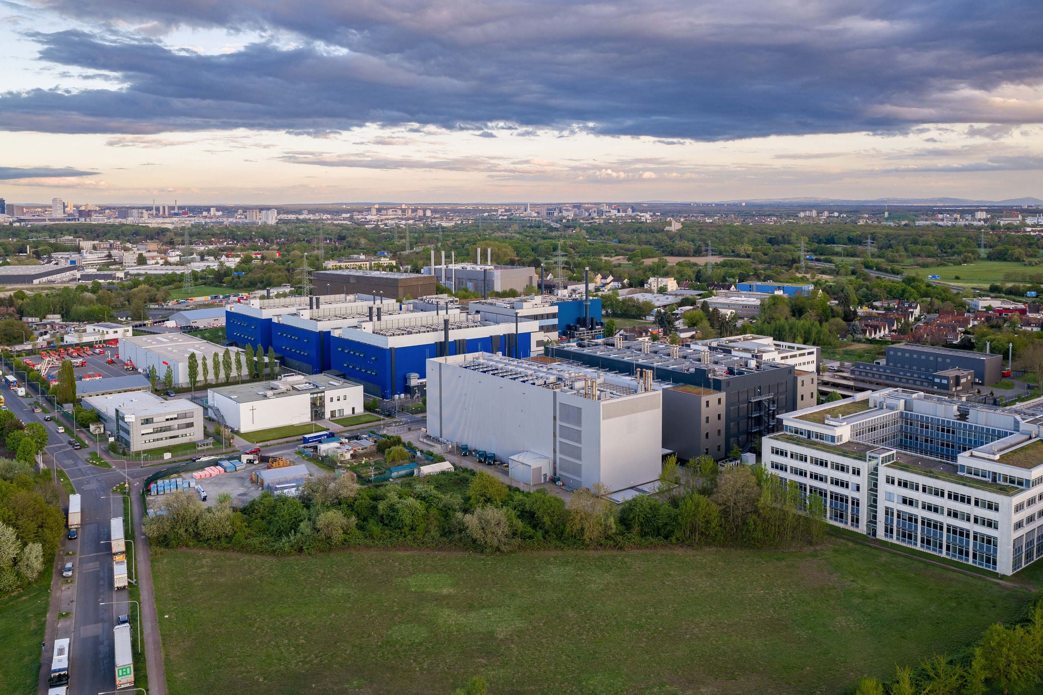 Luftaufnahme des Rechenzentrumskomplexes „Digital Realty Frankfurt FRA30“ mit mo