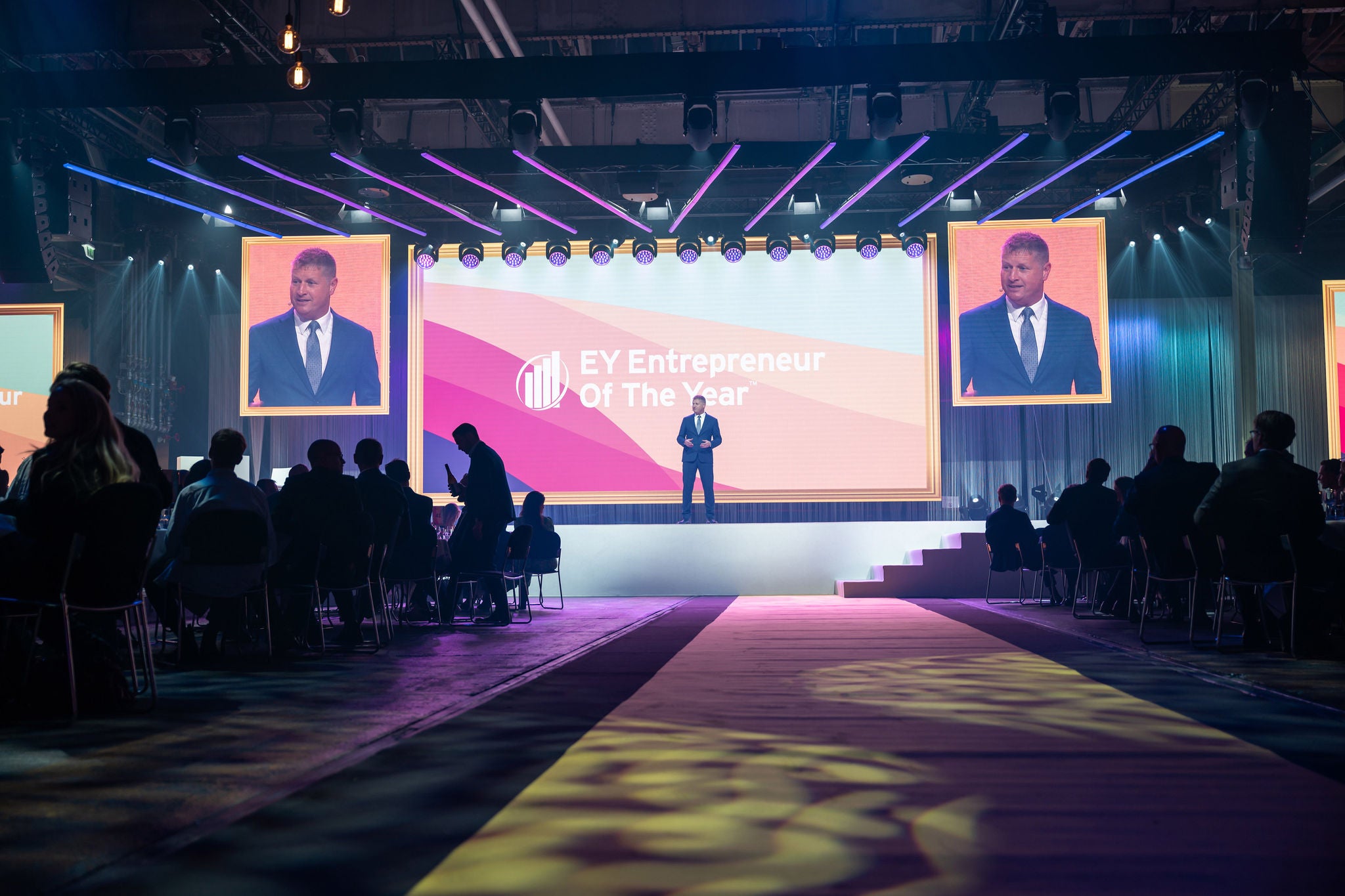 Søren Smedegaard Hvid på scenen ved EY Entrepreneur Of The Year landsfinale 2023