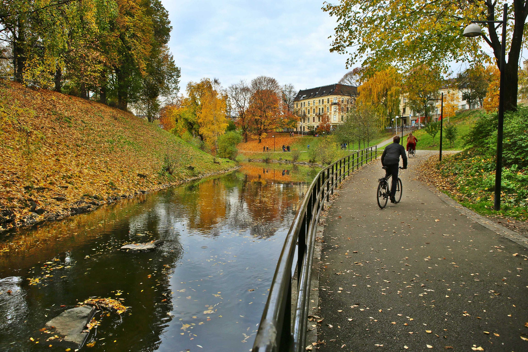 Sti langs elven i byen om høsten. Elven Akerselva i Oslo, Norge.