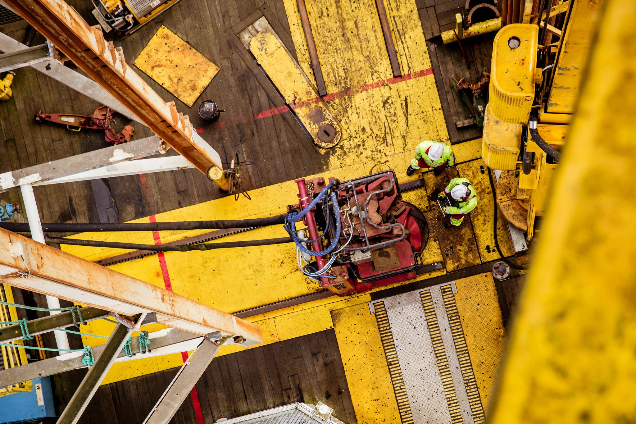 HIGH ANGLE VIEW OF WORKER WORKING AT CONSTRUCTION, STAVANGER NORWAY OIL RIG