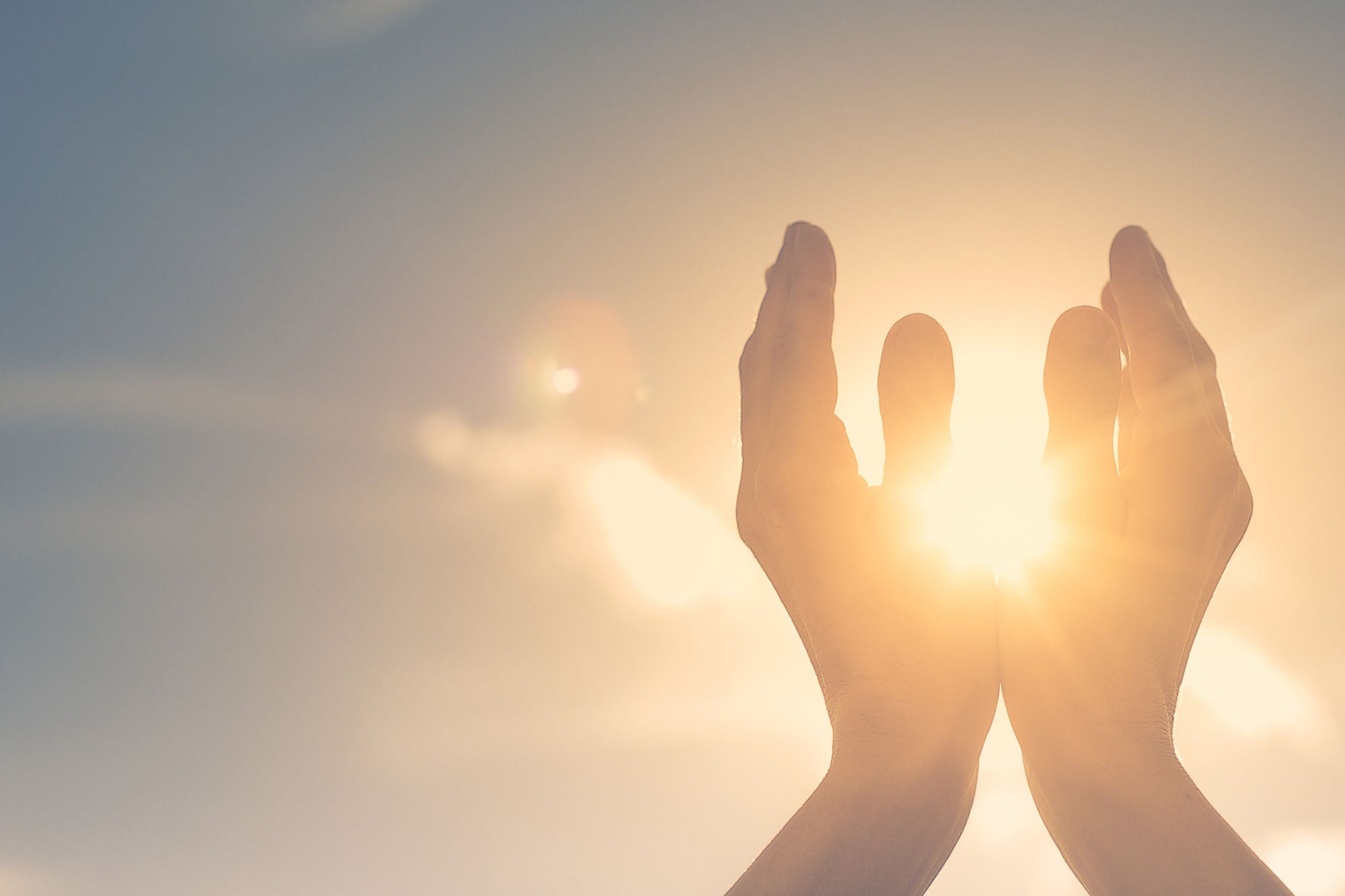 deux mains qui tiennent le soleil