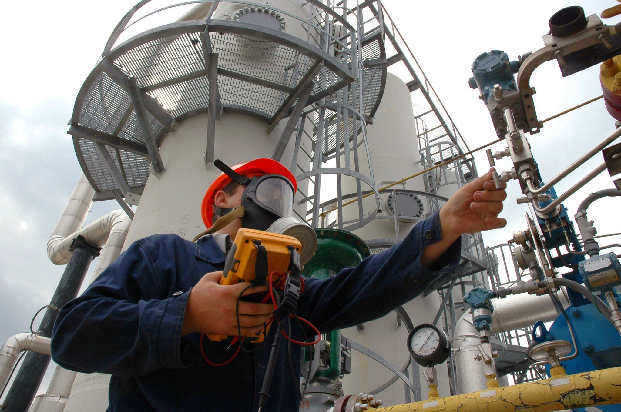 ey-worker-with-gas-mask-at-refinery