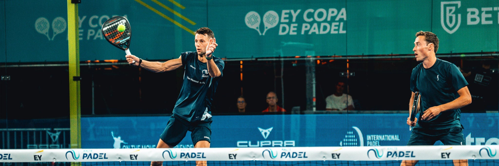 Twee mannen spelen padel