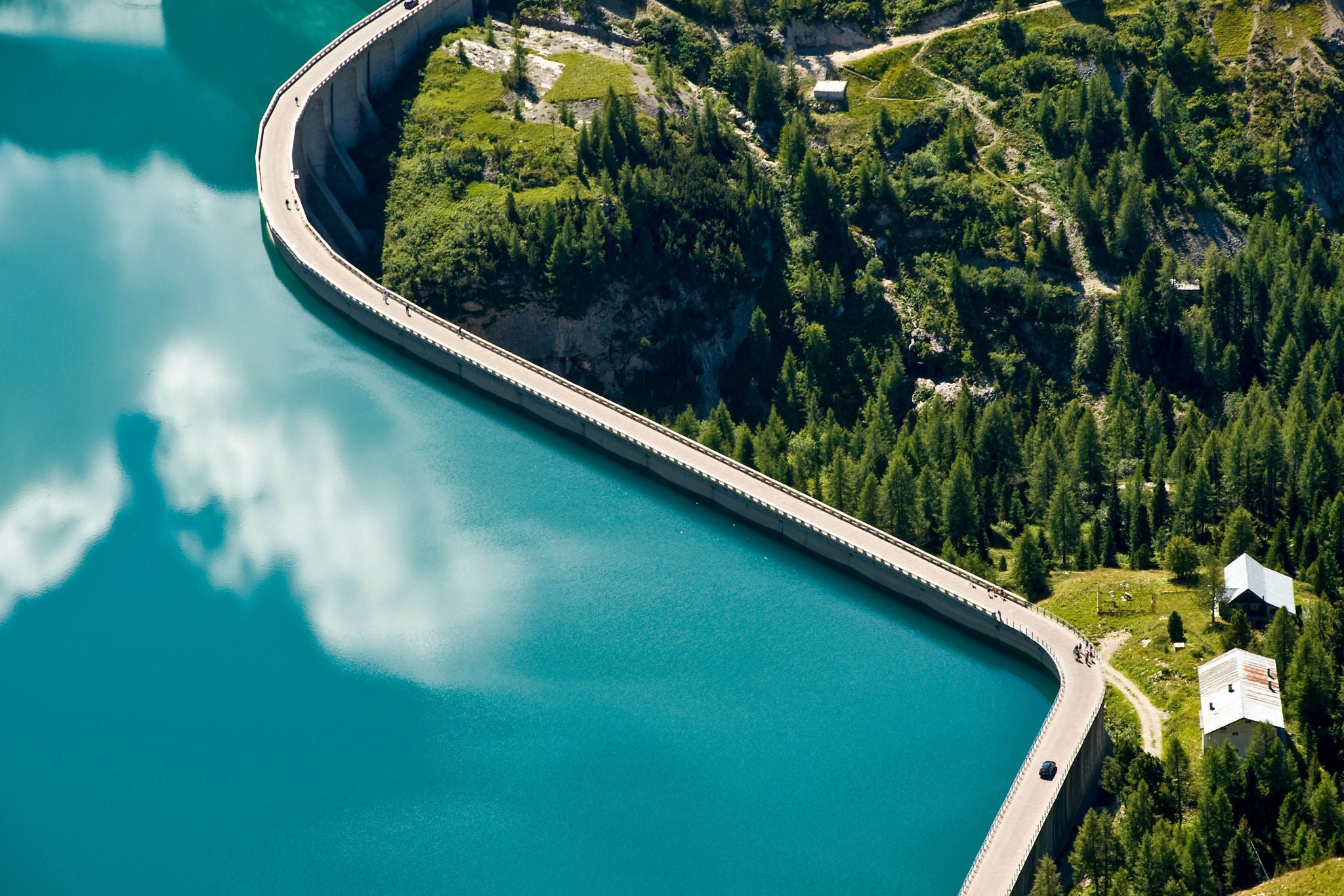 In Deutschland ging die Stromerzeugung aus Wasserkraft 2021 um 13 Prozent zurück. Dies dürfte sich wegen der Trockenheit auch 2022 nicht geaendert haben. Global zaehlt die Wasserkraft dagegen zu den bedeutendsten und am intensivsten genutzten erneuerbaren Energiequellen. In Europa sind Norwegen und Island besonders beguenstigte Laender, die ihren Strombedarf fast vollstaendig aus Wasserkraft decken koennen.