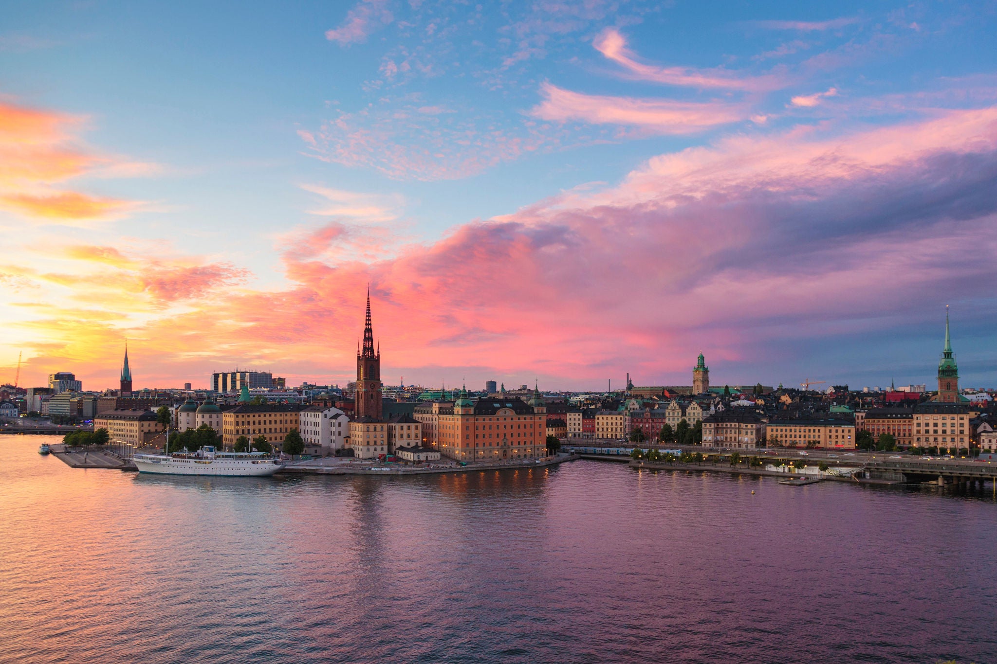 Stockholm och Riddarholmen i kvällsljus