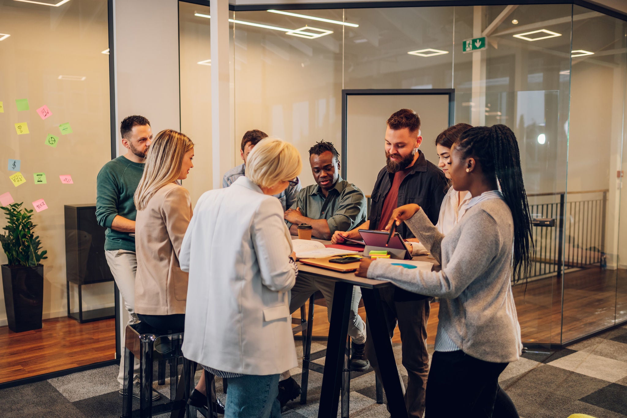 Pessoas na mesa trabalhando startup