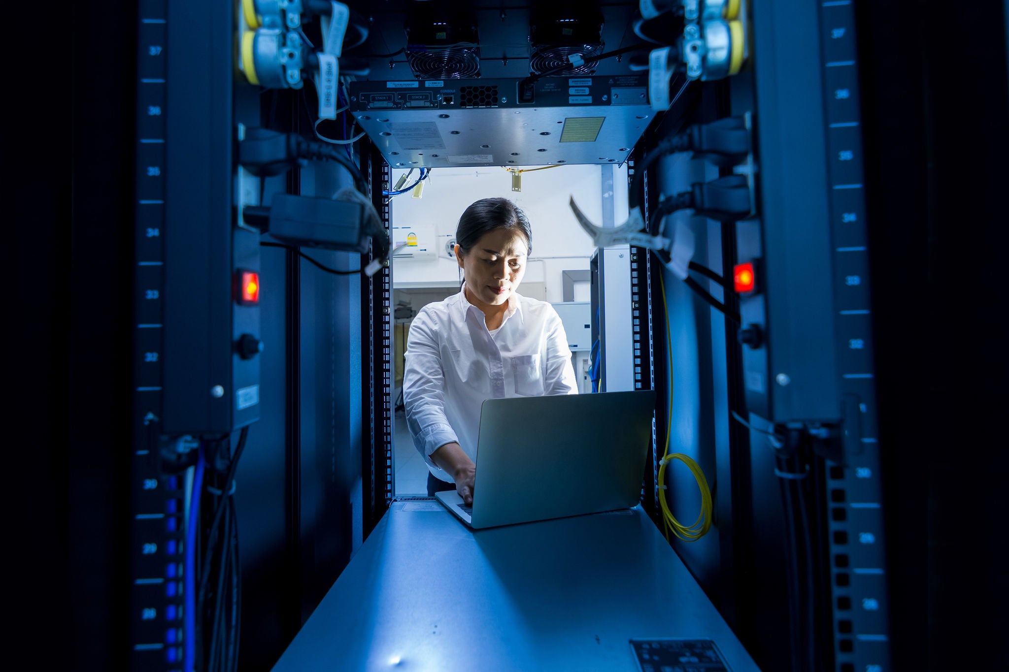 Femme travaillant dans la salle des serveurs.