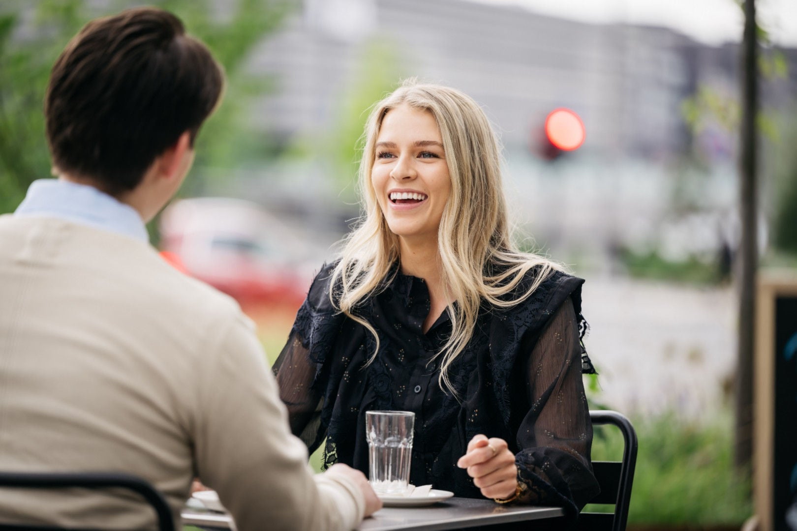 En mann og en kvinne har en samtale på en uterestaurant.