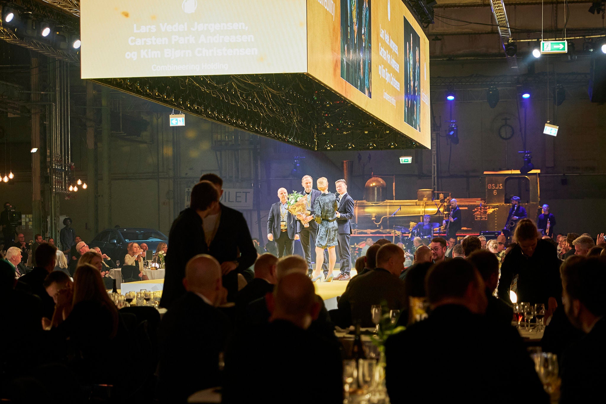 EY Entrepreneu Of The Year, Combineering på scenen