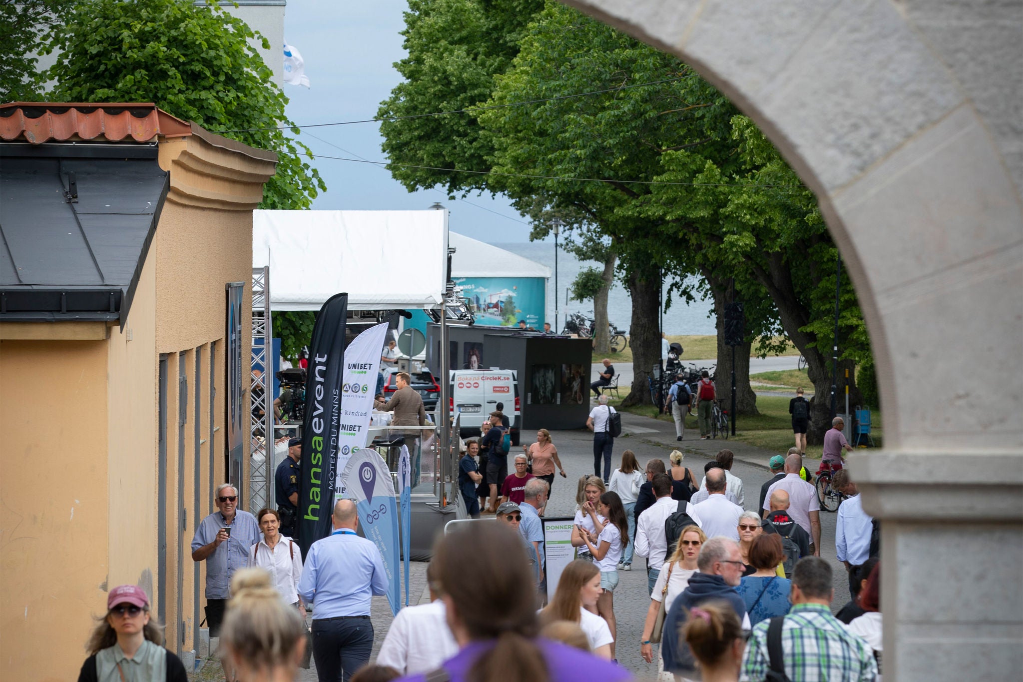 Personer som promenerar i Visby nära Almedalen