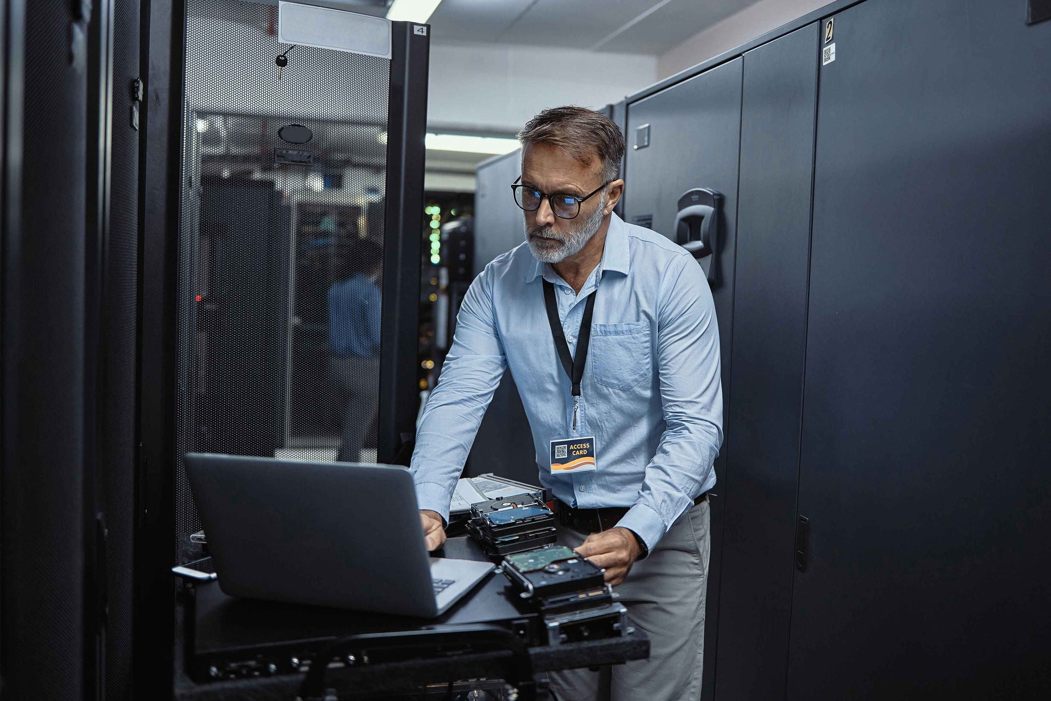 Software-Ingenieur mit einem Laptop in einem Serverraum