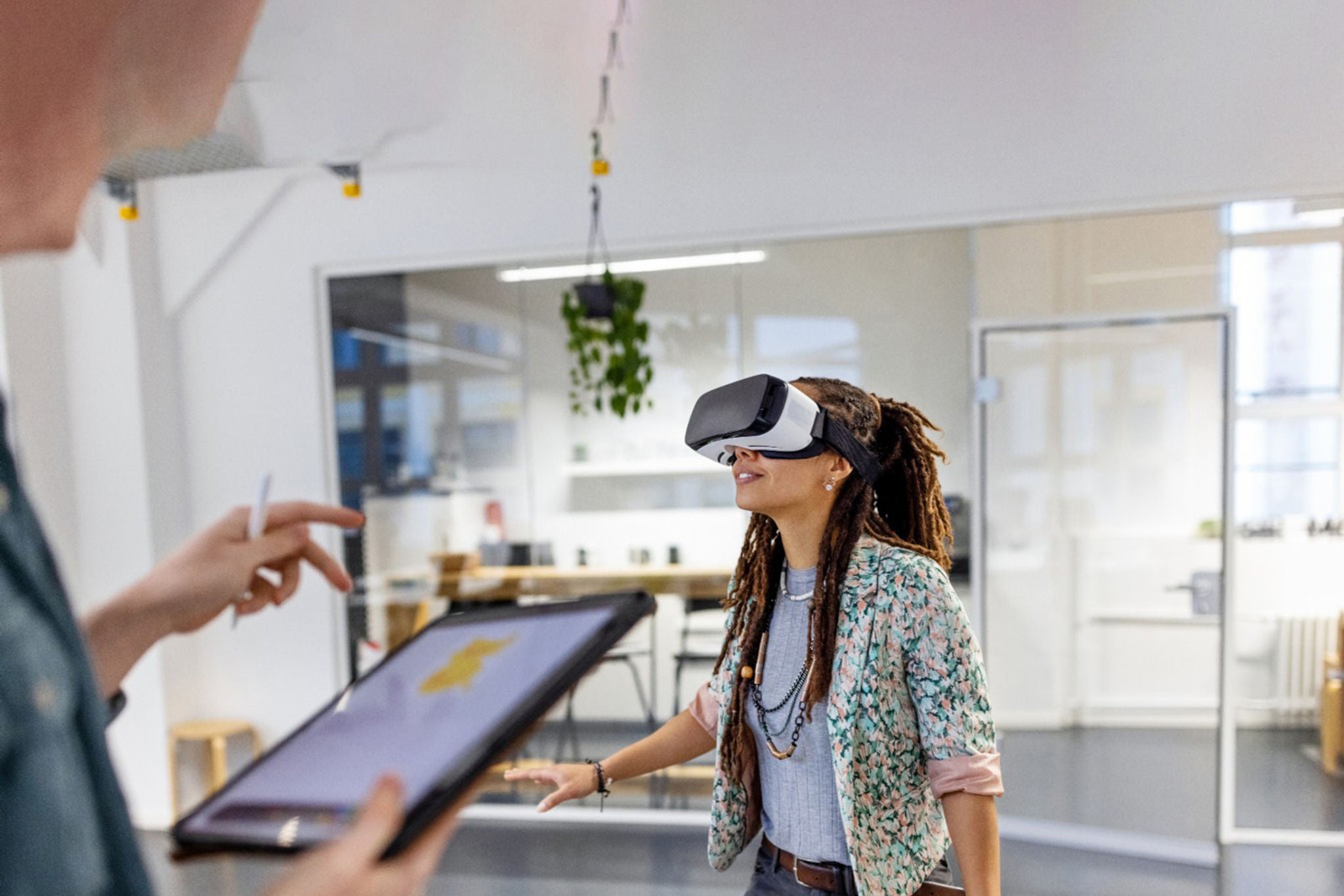 Girl-using-vr-and-smiling