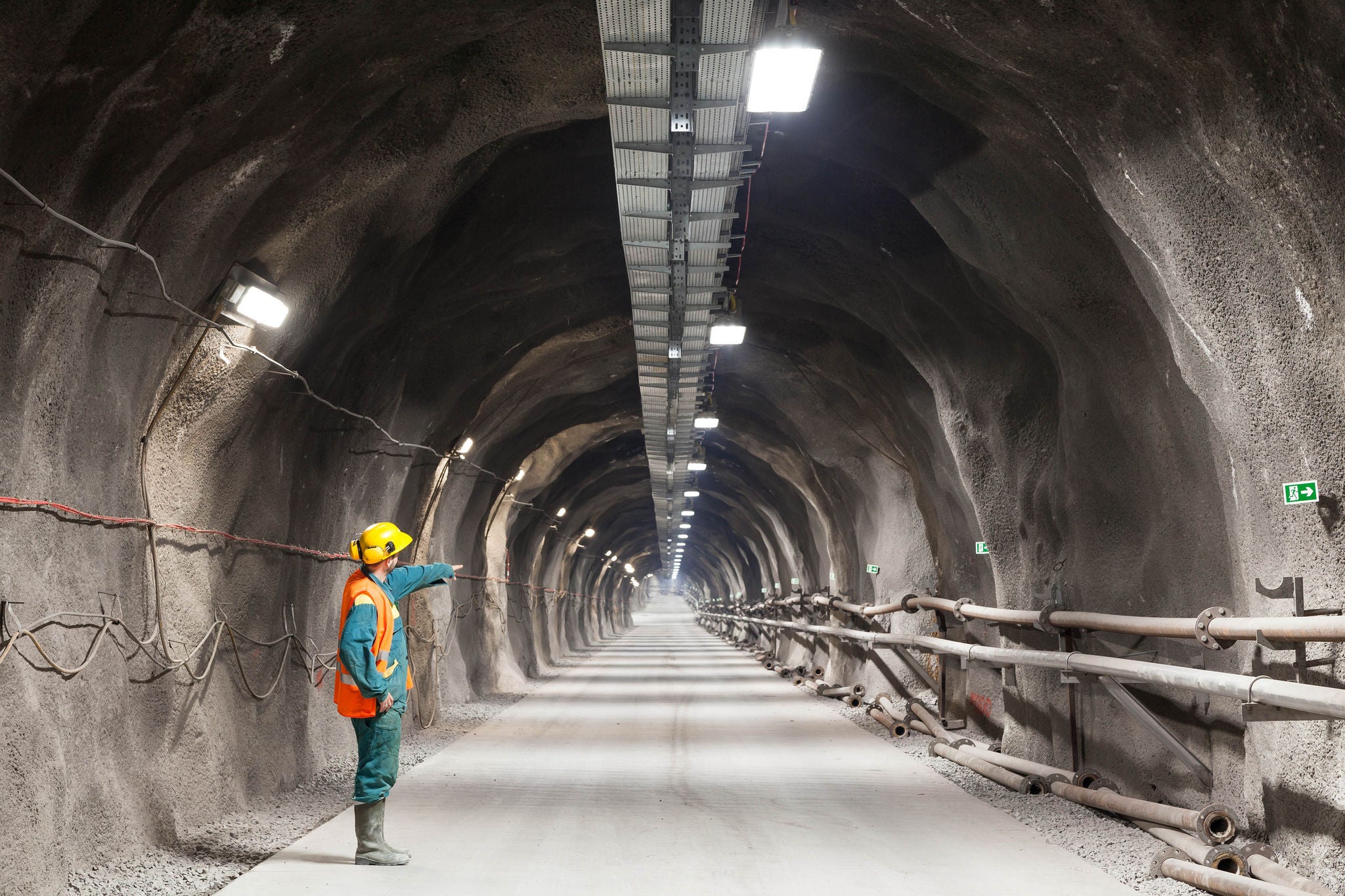 Arbejdsmand peger ned igennem tunnel