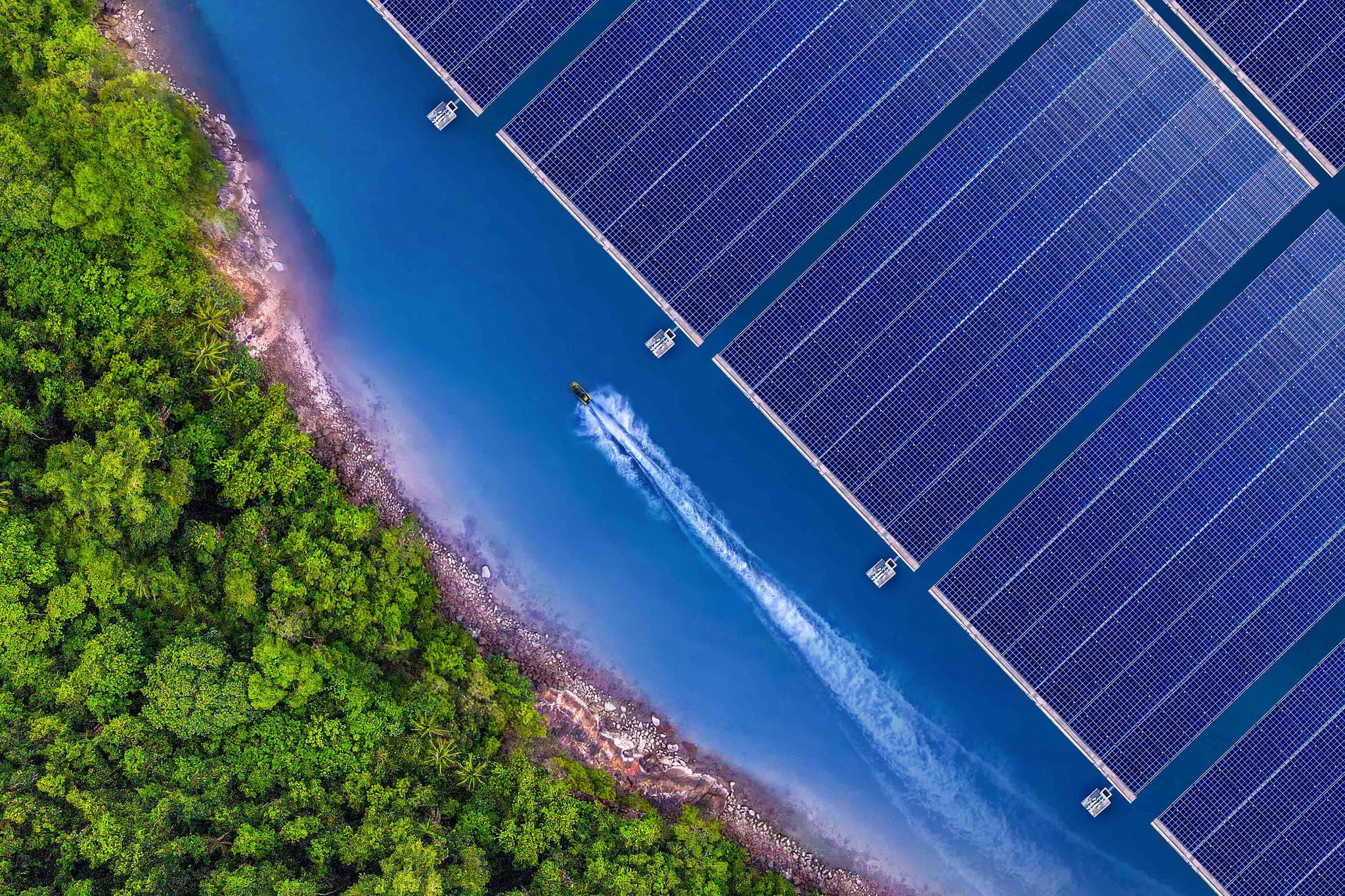 Solar cell farms that generate electricity from large amounts of solar energy floating on the water surface.