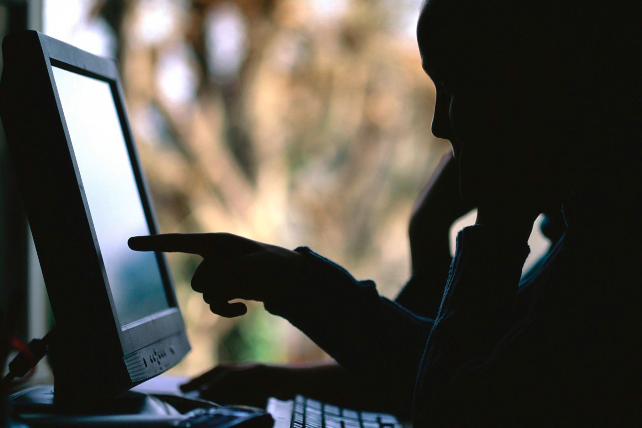 Person zeigt auf Laptop