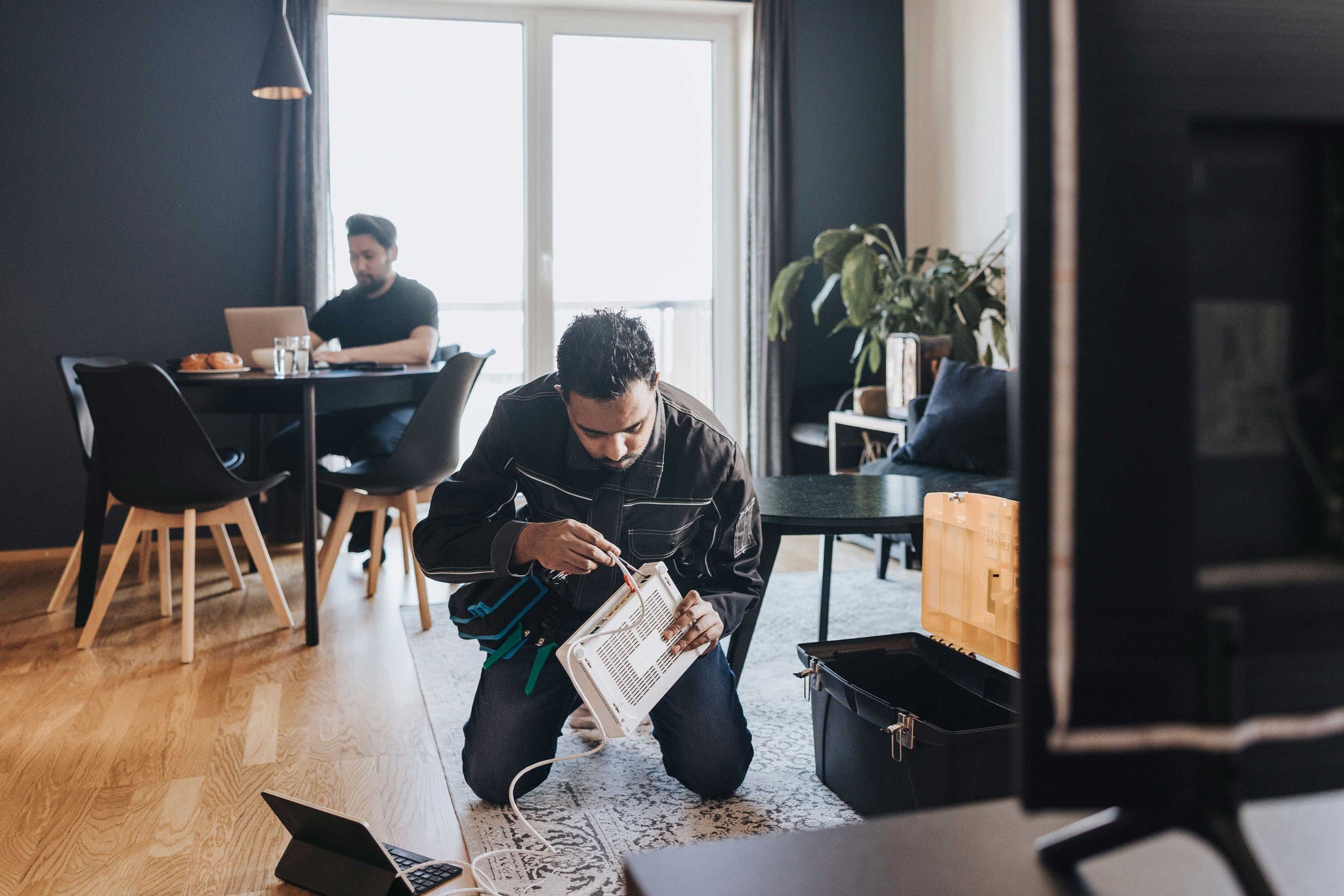 Techniker installiert Wifi-Router zu Hause