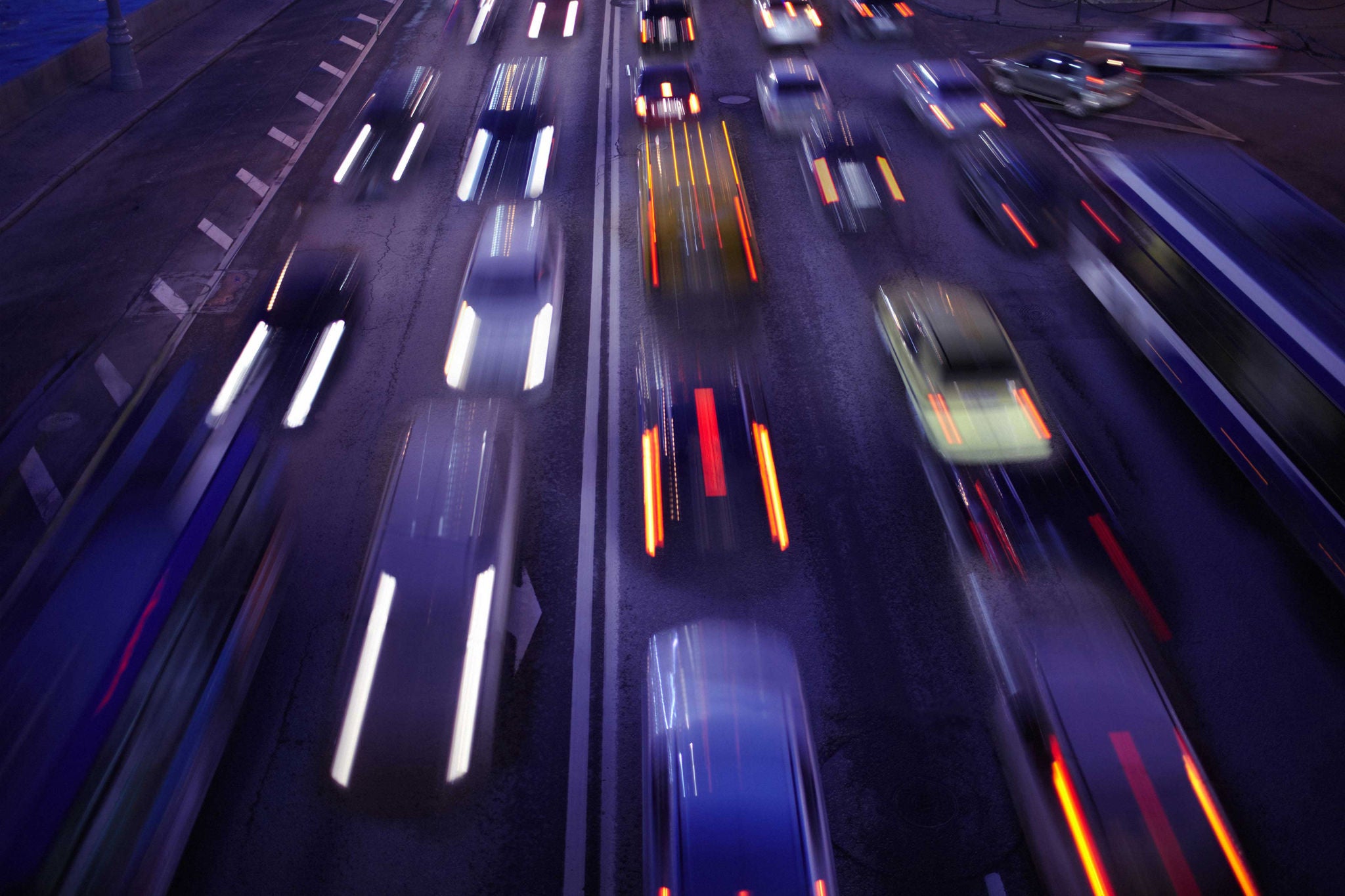 Verschwommener Verkehr auf der Straße bei Nacht