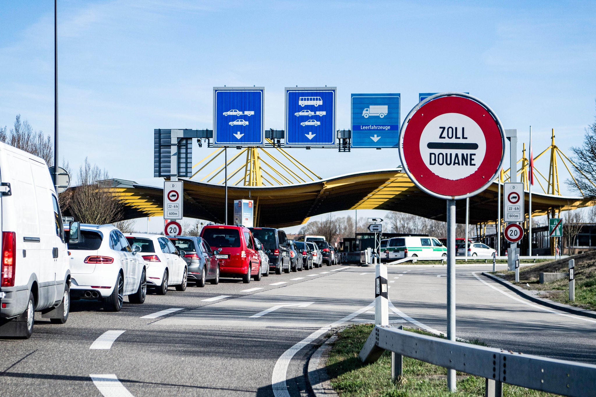 Eine Reihe von Autos stehen im Stau am Grenzuebergang Kreuzlingen Konstanz