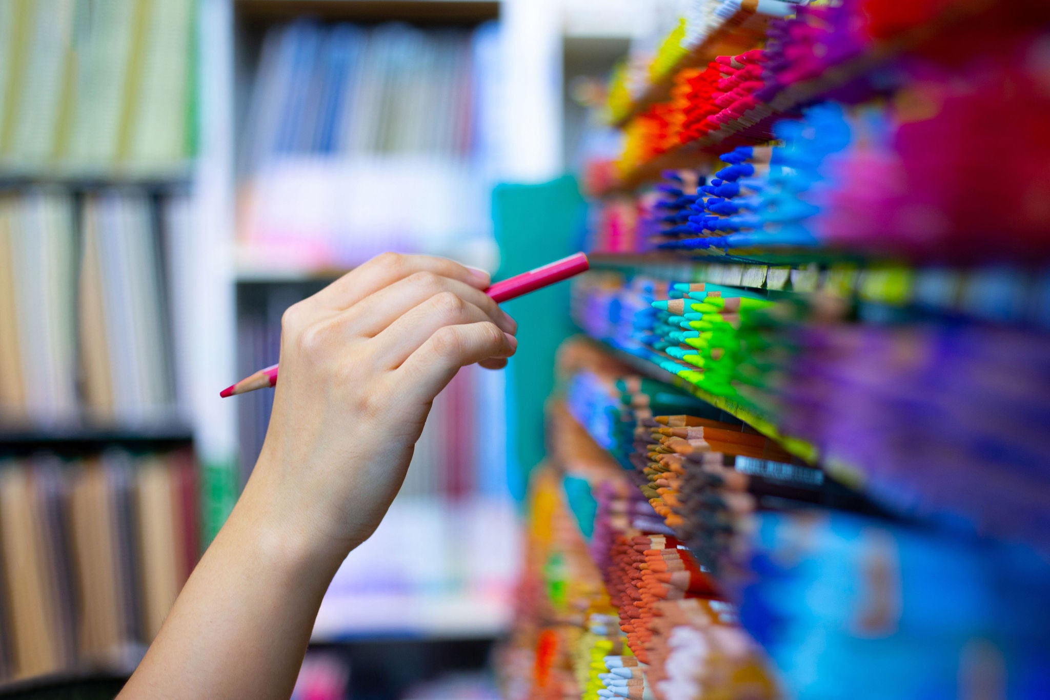 eine Hand, die einen Farbstift in einem KunstgeschÃ¤ft auswÃ¤hlt