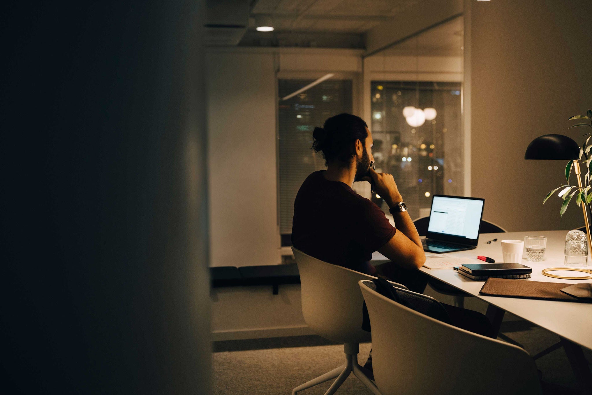 ey-man-working-at-laptop-alone-in-office