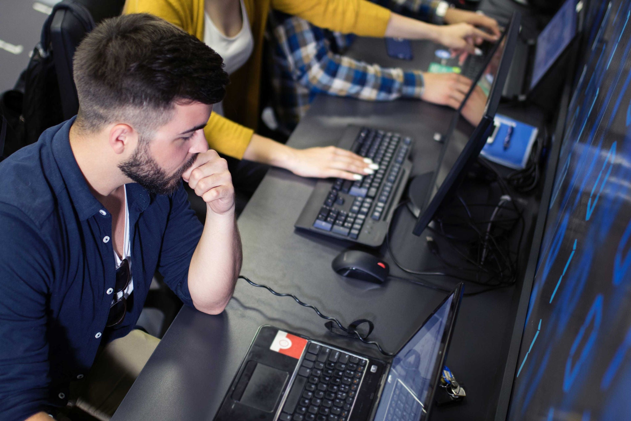 EY Man infront of computer