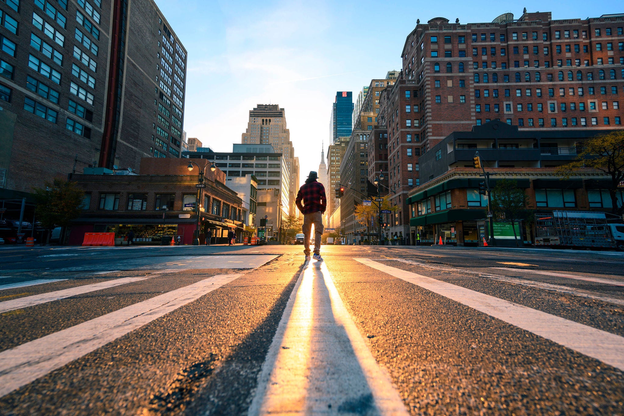 ey-one-person-crossing-a-junction-in-manhattan-at-sunrise-new-york-city.jpg