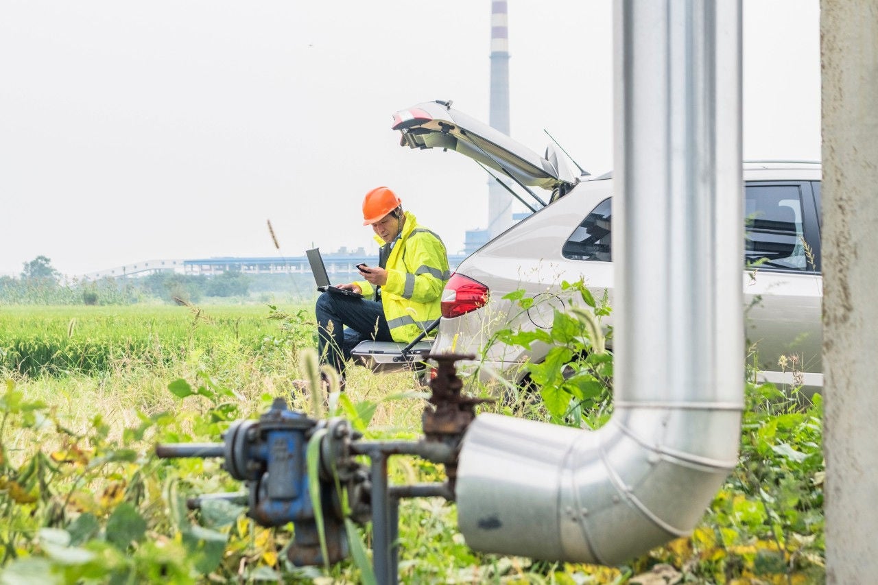 ey-Natural-gas-plant-engineers-laptop