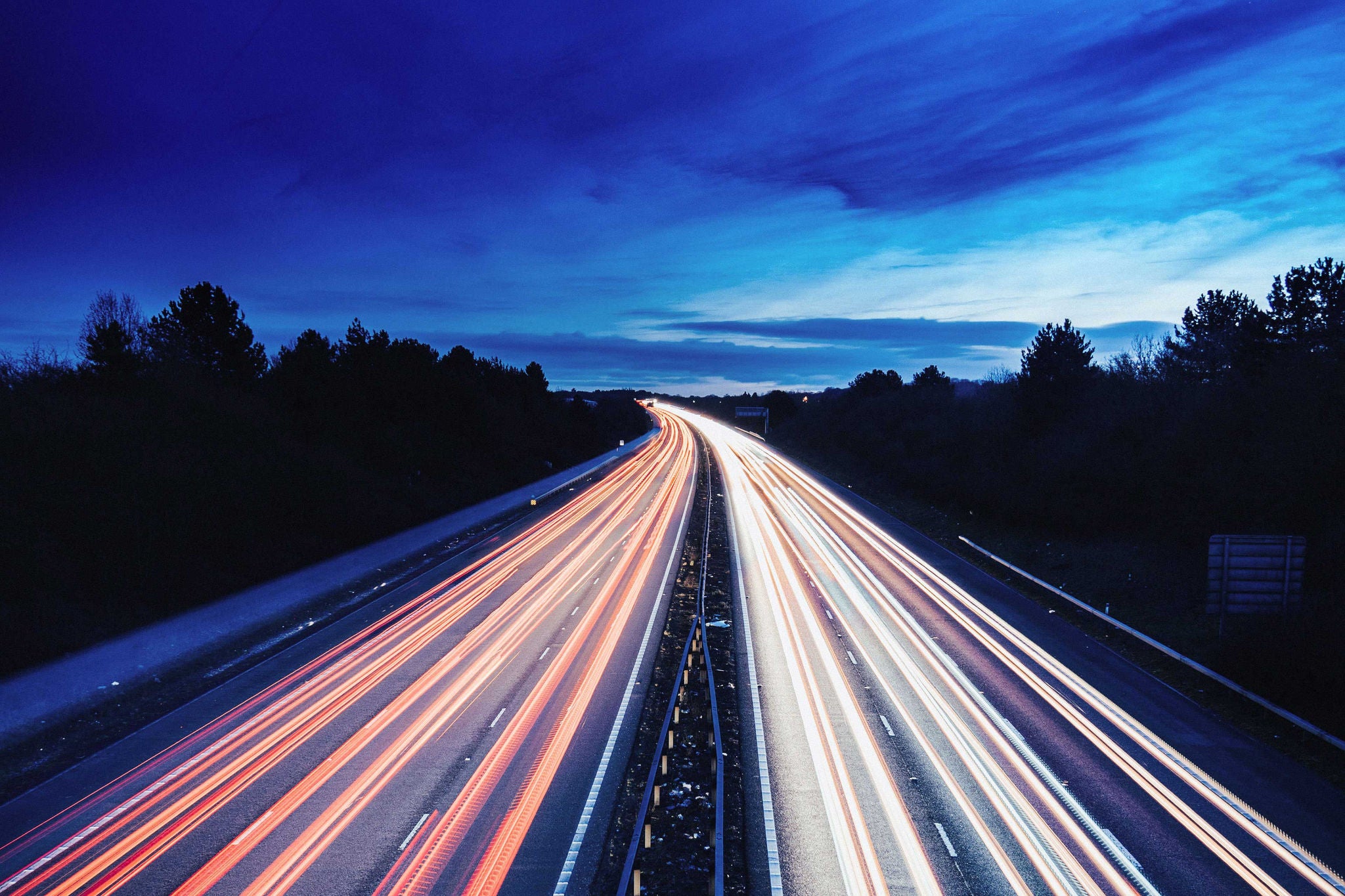 Hochwinkelansicht von Lichtspuren auf der Straße bei Nacht