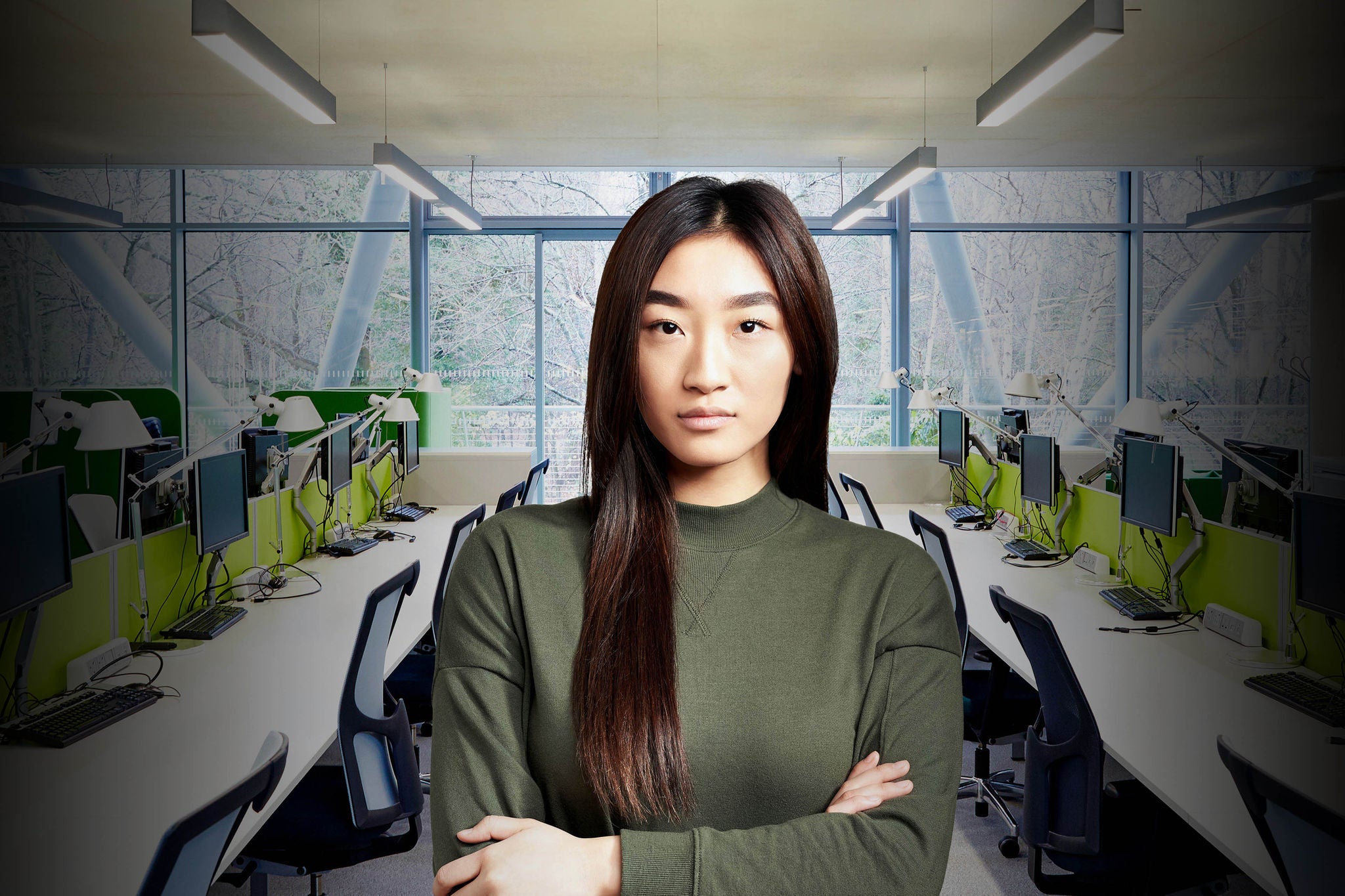 Portrait-of-young-woman-with-arms-crossed-in-an-office