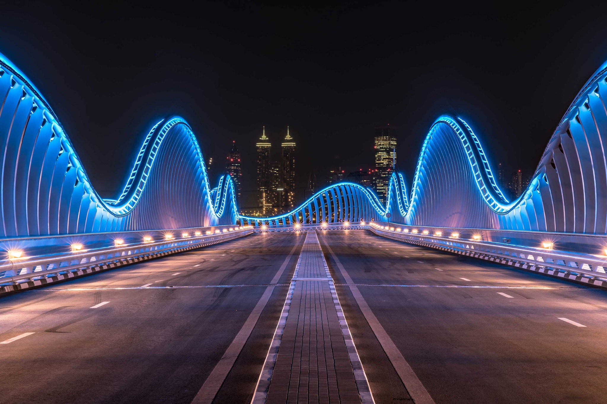 Puente en la noche con vista a la ciudad