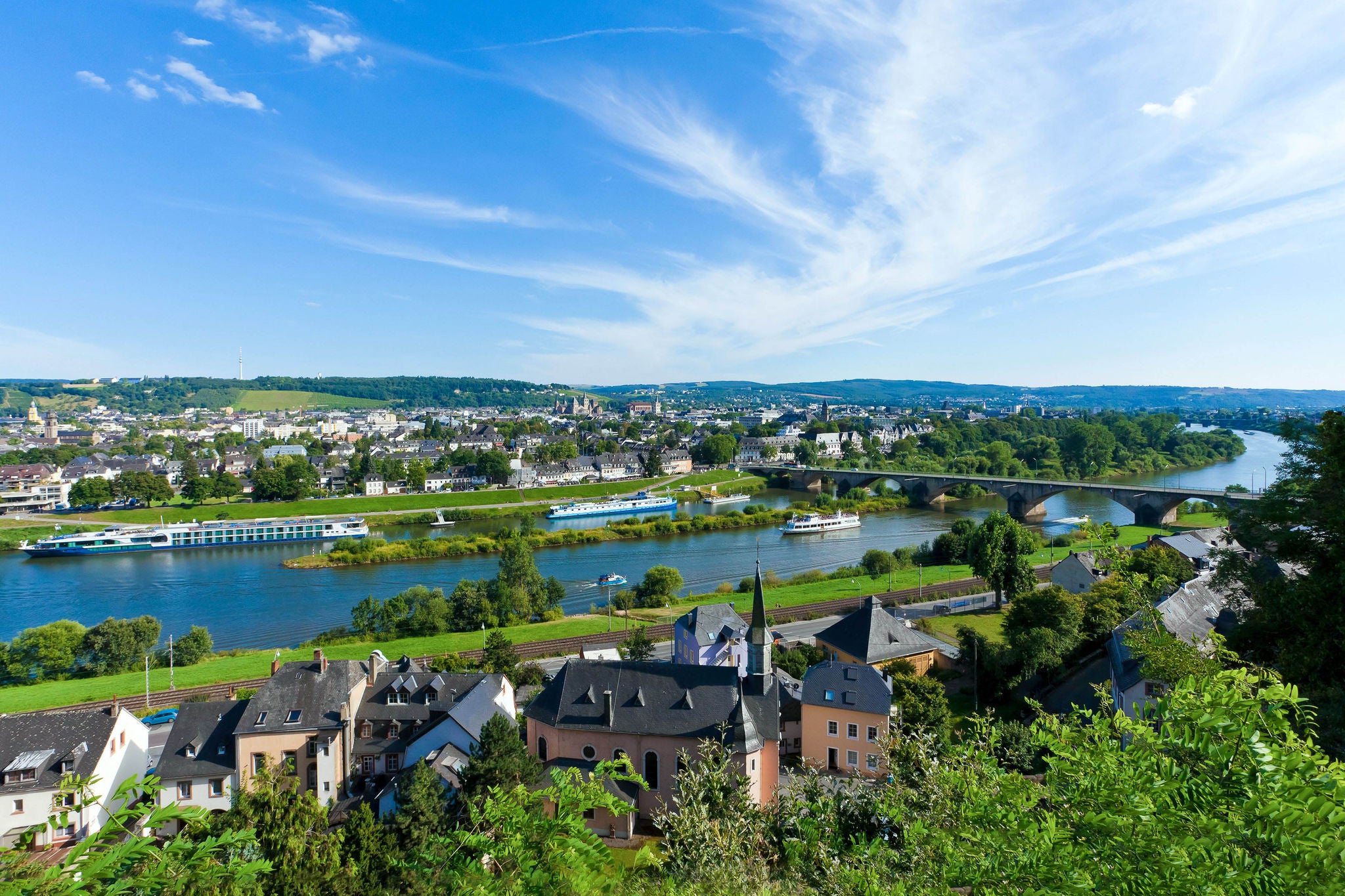 Deutschland, Rheinland Pfalz, Trier, Ausflugsschiff auf der Mosel mit Stadtbild