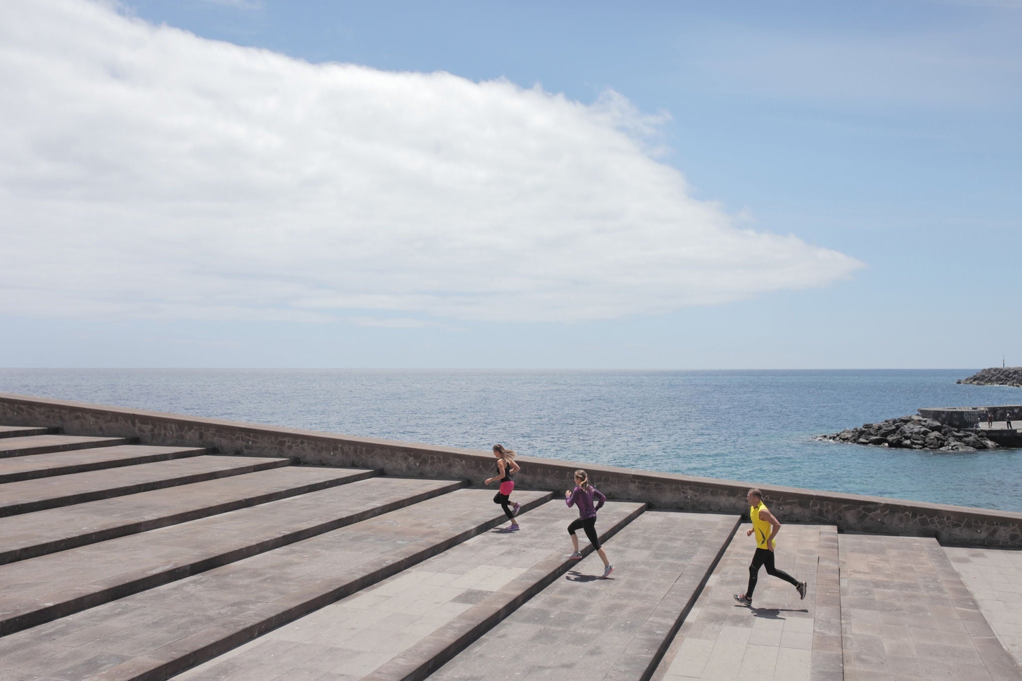 ey-runners-on-large-stairs