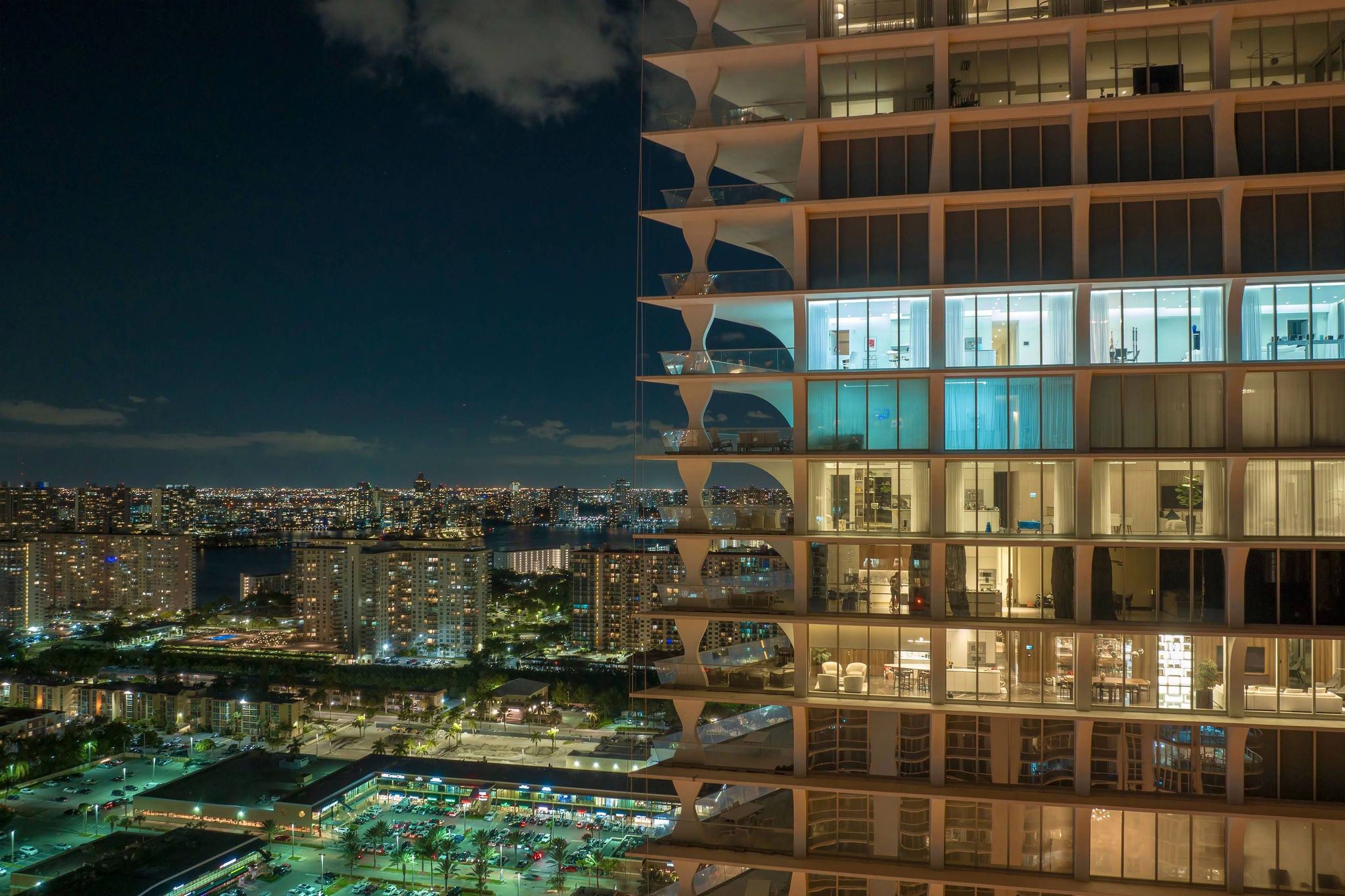 EY Prédio alto residencial bem iluminado à noite