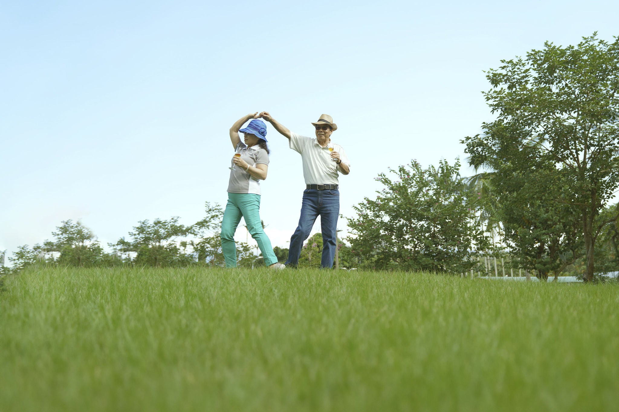 EY - Elderly retirees enjoying life