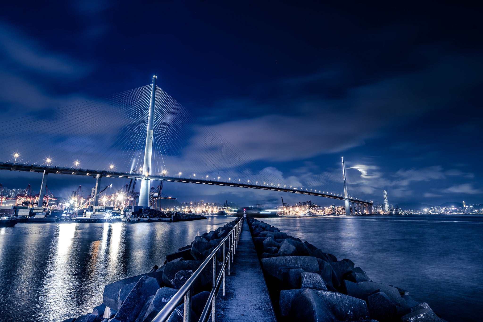 香港海港與大橋的夜景。