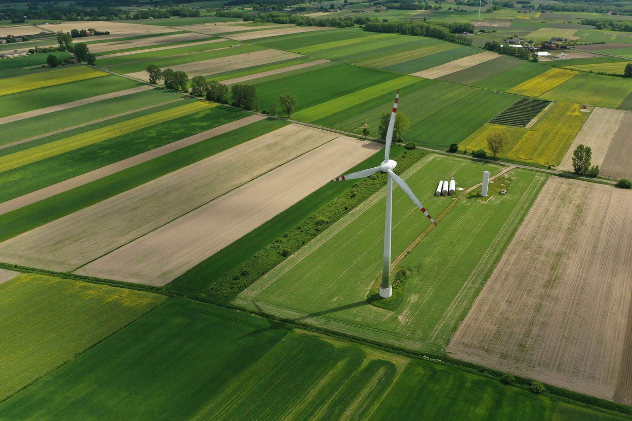 Luftaufnahme einer Windkraftanlage