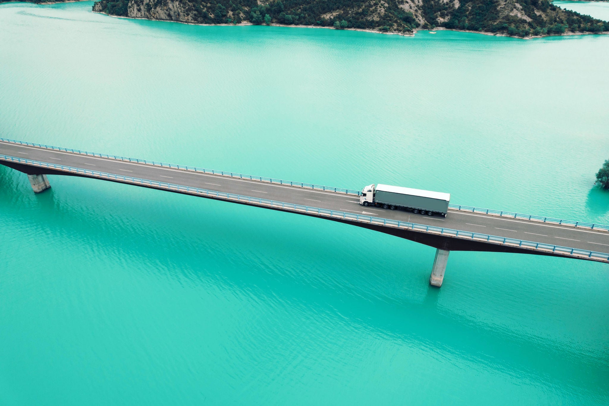 Camion roulant sur une route au-dessus de l’eau