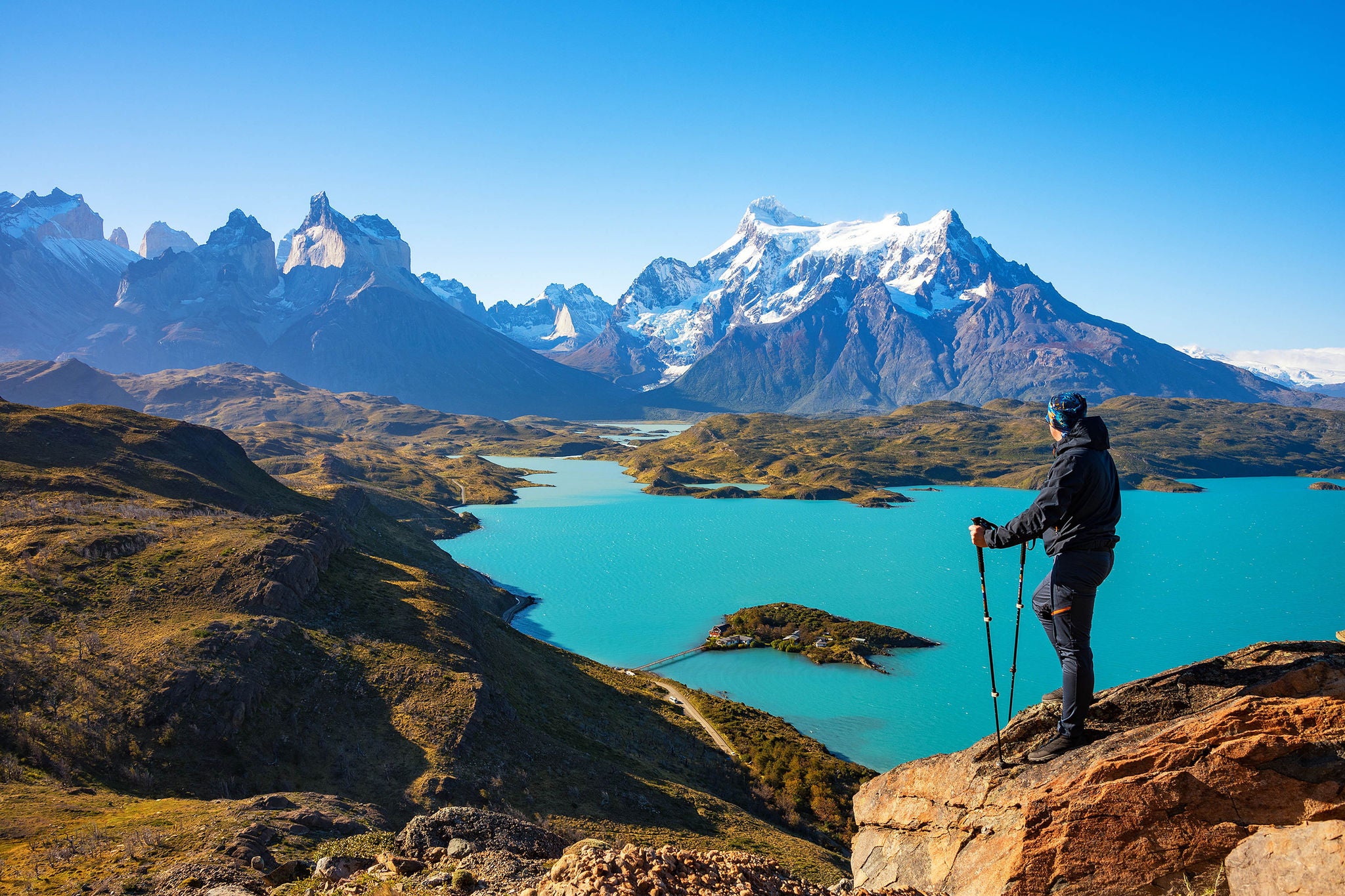 在mirador condor 的徒步旅行者欣赏 los cuernos 的壮丽景色