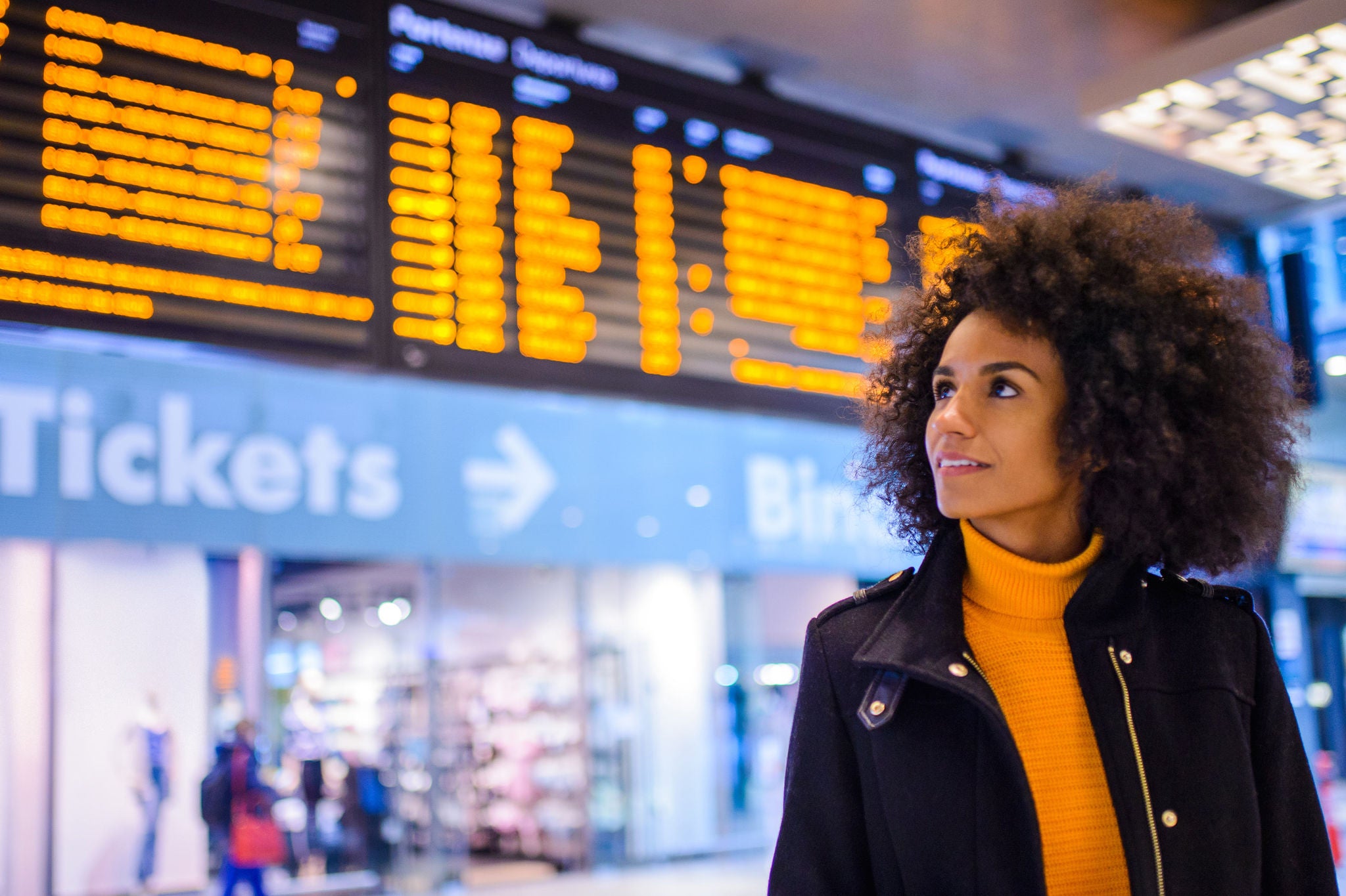 Femme dans un quaie de gare