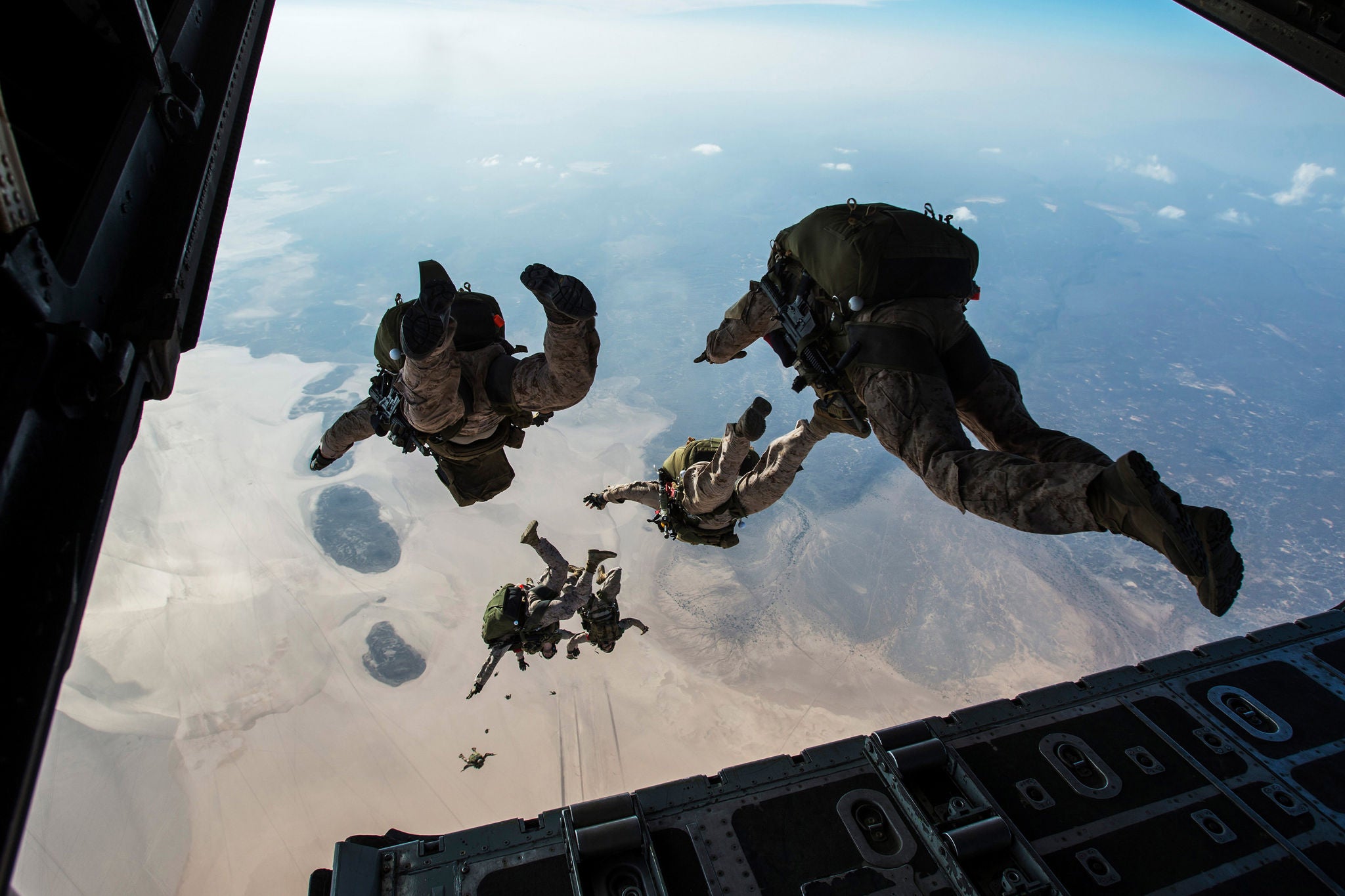 US-Rettungskräfte und US-Marines springen aus einer HC-130 der US-Luftwaffe in der Nähe von Camp Lemonnier, Dschibuti.