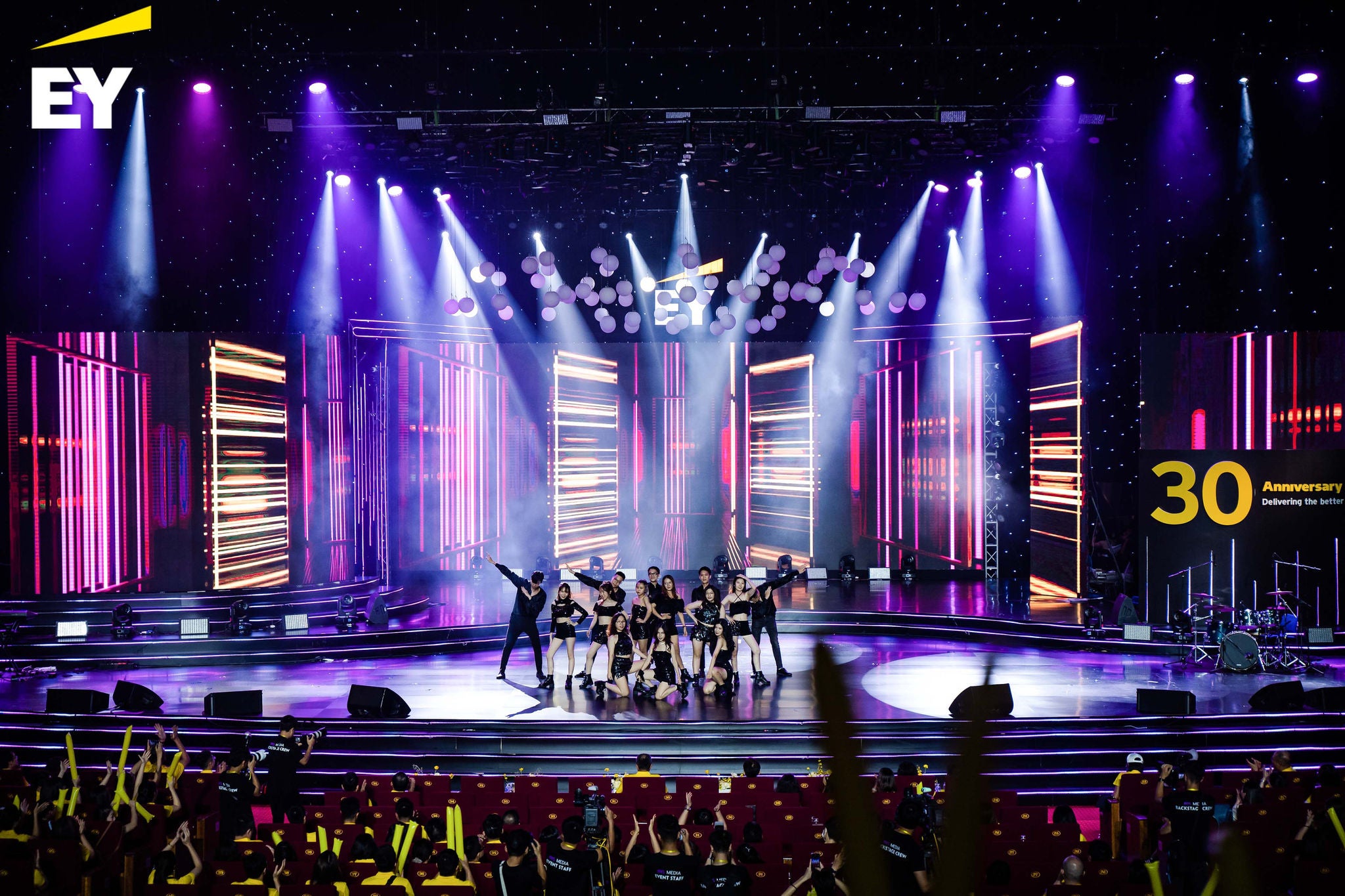 EY's talent returns on the night of the 30th anniversary of EY Vietnam