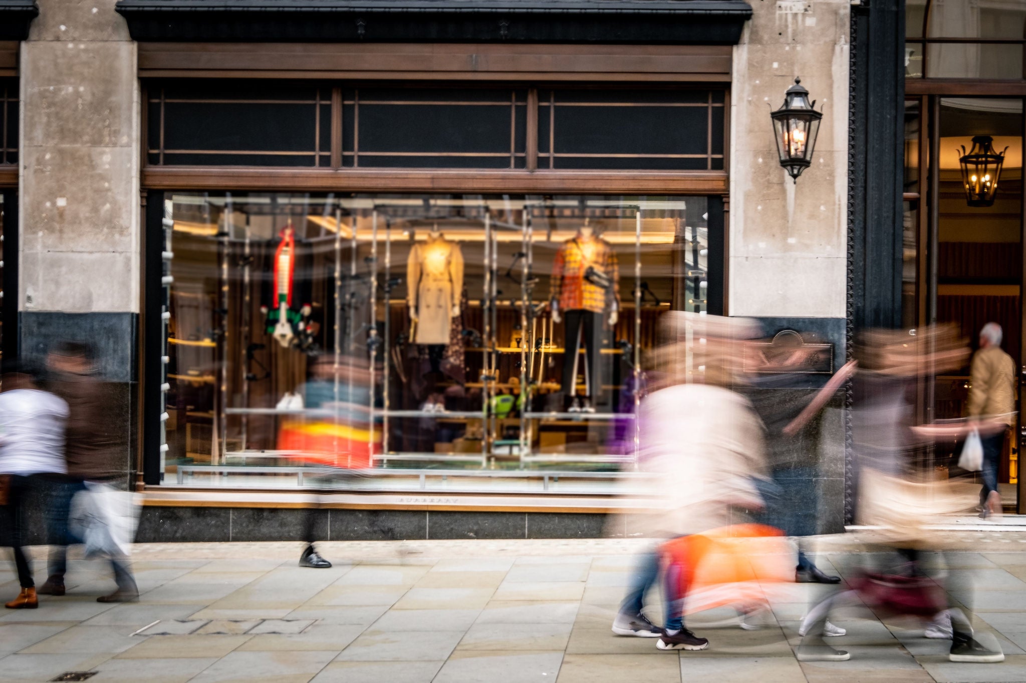 EY - devanture d’un magasin très fréquenté devant lequel passent des gens.