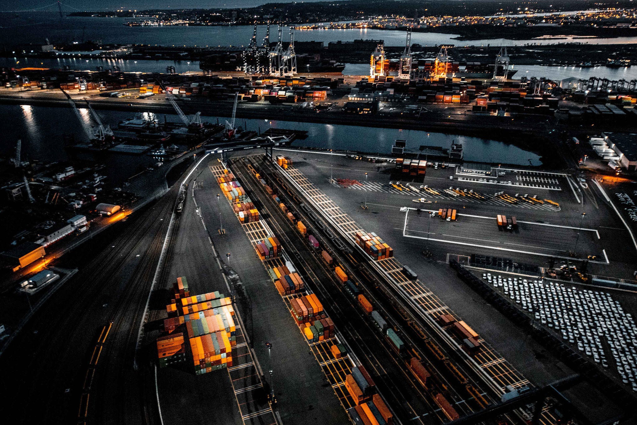 Luftaufnahme der New Jersey Shipyard mit zahlreichen Kränen, Portalen und Schiffscontainern, eingefangen in der